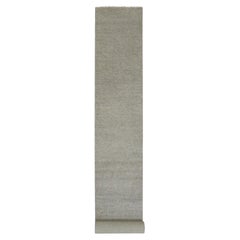 2'5"x18'6" Tapis oriental gris scorpion en laine non teintée noué à la main