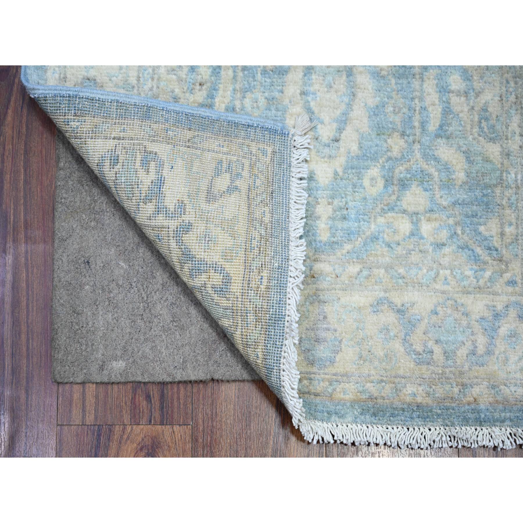 Himmelblau, Feiner Peshawar mit Allover-Muster, Natürliche Farbstoffe, 100% Wolle, Handgeknüpft, XL Läufer Orientteppich
Primäre MATERIALIEN: Wolle
Latex: Kein Flor 
Höhe: 0,25 Zoll
Stil: Transitional
Grundfarbe: Blau
Sekundäre Farben: Blau, Braun,