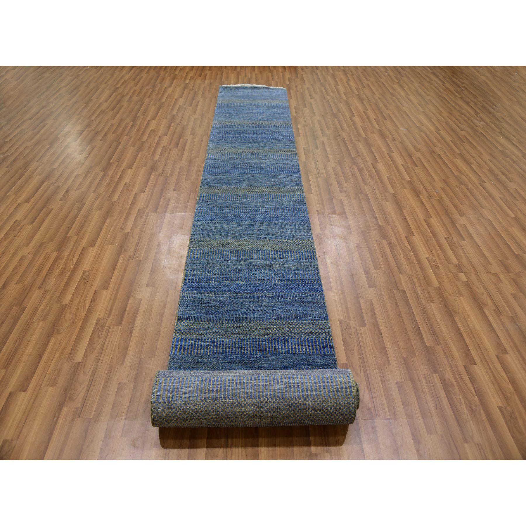 Si tratta di un autentico pezzo unico con tintura organica.  Lana, Tono su tono, Design Modern Grass, Annodato a mano, Tappeto orientale. È stato annodato per mesi e mesi con tecniche di tessitura secolari da parte di artigiani.
Materiali primari: