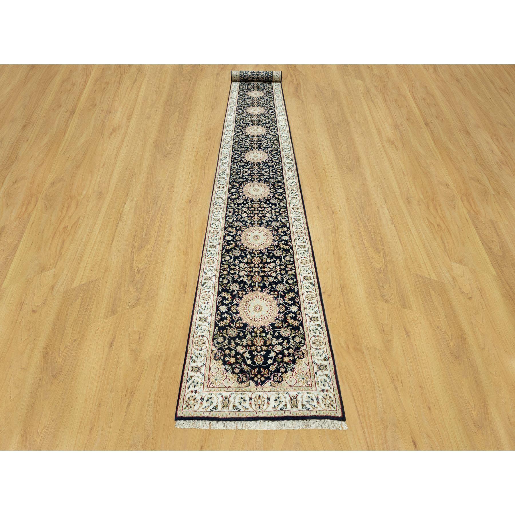 Ésta es una auténtica alfombra oriental anudada a mano con diseño floral Nain. Ha sido anudado durante meses y meses con técnicas artesanales de tejido centenarias por artesanos
Materiales primarios: Lana
Látex: Sin pelo 
altura: 0,25