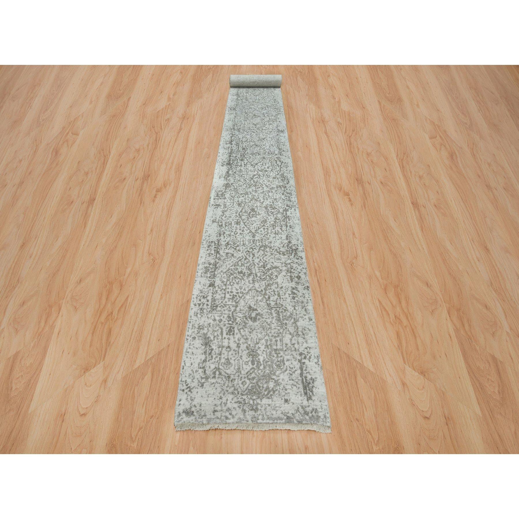 Il s'agit d'un véritable tapis d'Orient, unique en son genre, de couleur grise, au design persan brisé, noué à la main, en laine et soie pure. Il a été noué pendant des mois et des mois selon des techniques de tissage séculaires par des artisans
