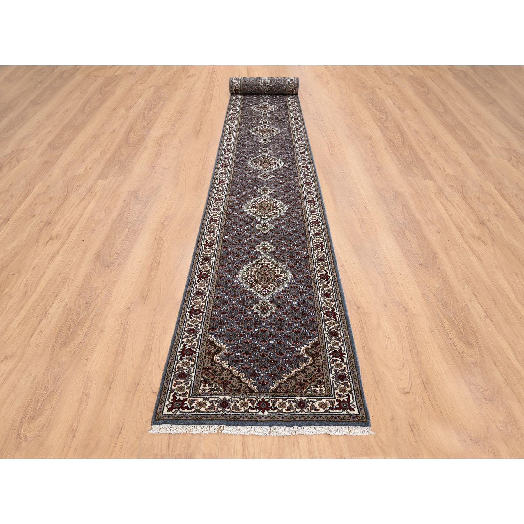 Dies ist eine wirklich echte one-of-a-kind Light Gray, Wolle handgeknüpft, Tabriz Mahi mit Fisch Medaillon Design 175 KPSI, XL Läufer Orientteppich. Es wurde monatelang in jahrhundertealten Webtechniken von erfahrenen Handwerkern geknüpft.
Primäre