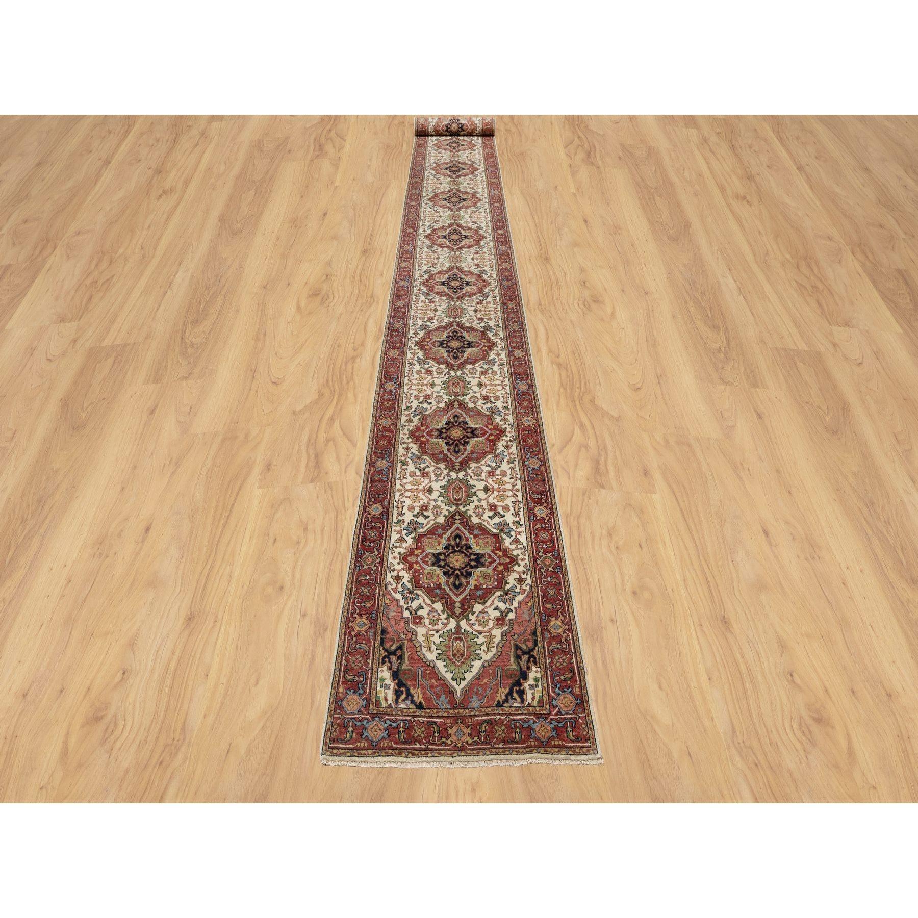 Bianco pergamena con rosso ciliegia, morbida lana, raffinata ricreazione Heriz anticata, tinture naturali, annodato a mano, soffice e lussureggiante, trama più fitta, runner XL, tappeto orientale
Materiali primari: Lana
Lattice: No Pile 
altezza: