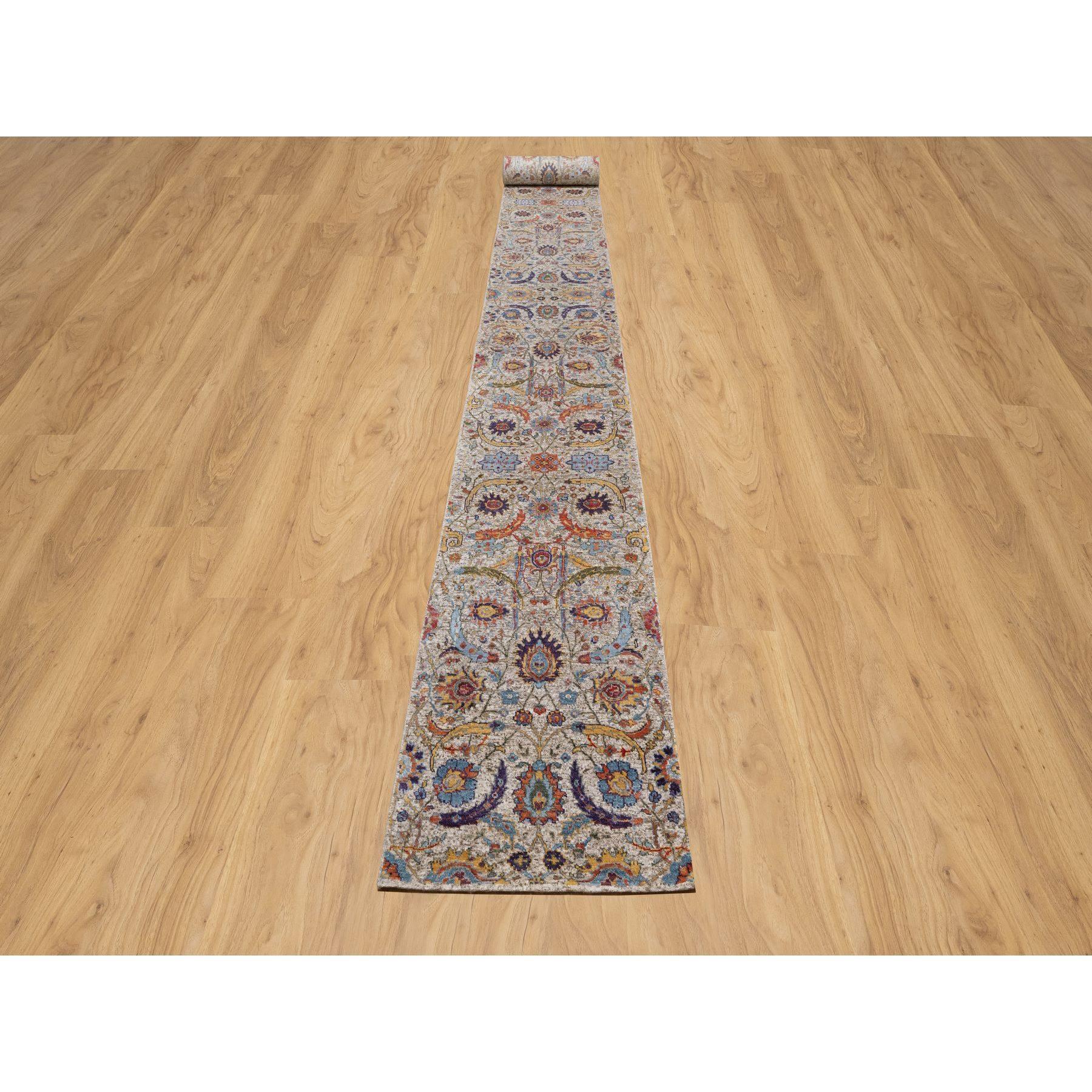 Chiffon Weiß, Seide mit texturierter Wolle, Handgeknüpft, Sichelblatt-Design, Randlos, XL Läufer, Orientteppich
Primäre MATERIALIEN: Wolle & Seide
Latex: Kein Flor 
Höhe: 0,25 Zoll
Stil: Transitional
Grundfarbe: Elfenbein 
Sekundärfarben: Rot, Blau,