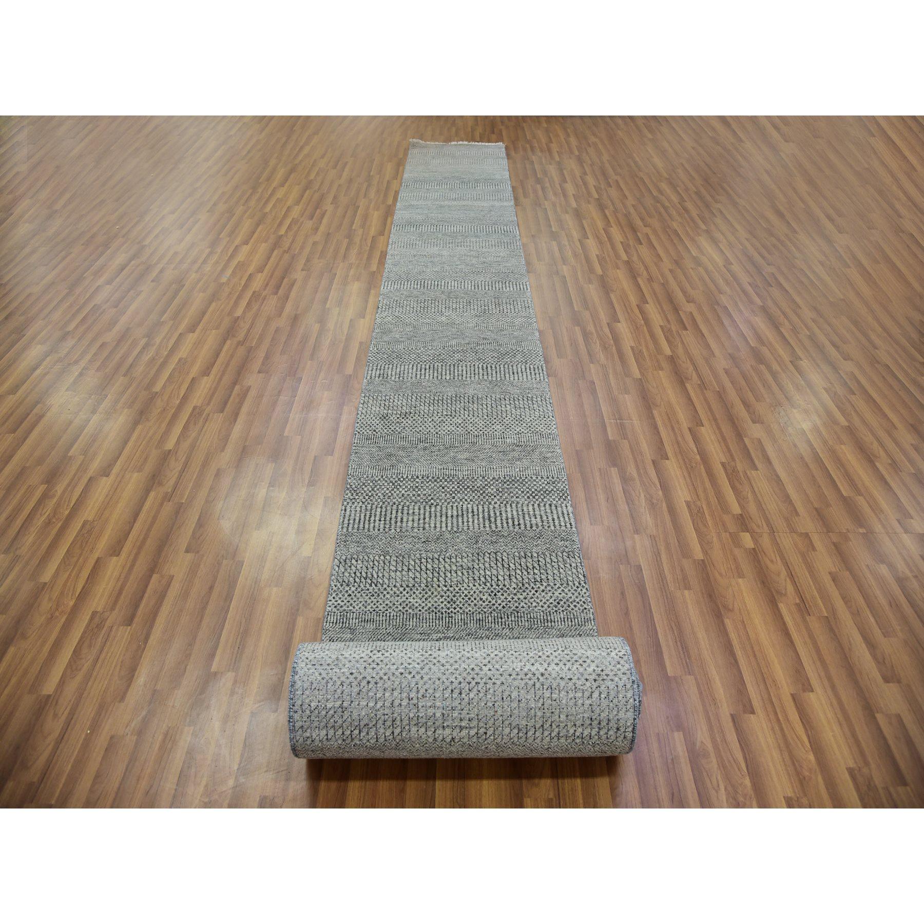 Dies ist eine wirklich echte one-of-a-kind Undyed 100% Wolle, Ton in Ton, Modern Grass Design, handgeknüpft, Orientteppich. Es wurde monatelang in jahrhundertealten Webtechniken von Kunsthandwerkern geknüpft.
Primäre MATERIALIEN: Wolle
Latex: Kein