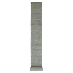 2'5 "x28' Cloud Gray Hand Knots Rugs Design Undyed Wool XL Runner Rug, un tappeto grigio annodato a mano con disegno dell'erba.