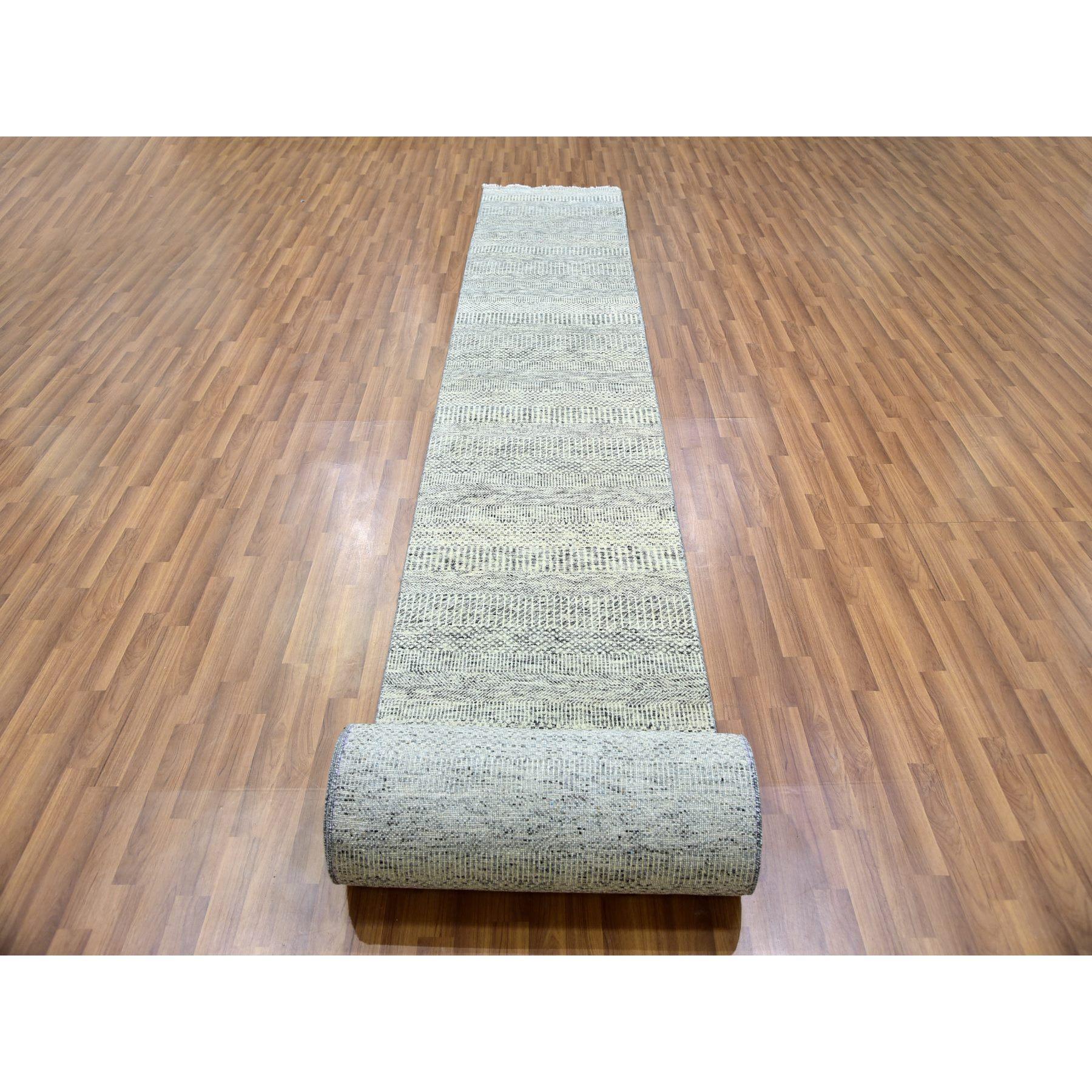 Il s'agit d'un véritable tapis d'Orient en pure laine non teintée, ton sur ton, au design moderne de graminées, noué à la main. Il a été noué pendant des mois et des mois par des artisans selon des techniques de tissage séculaires.
Matières