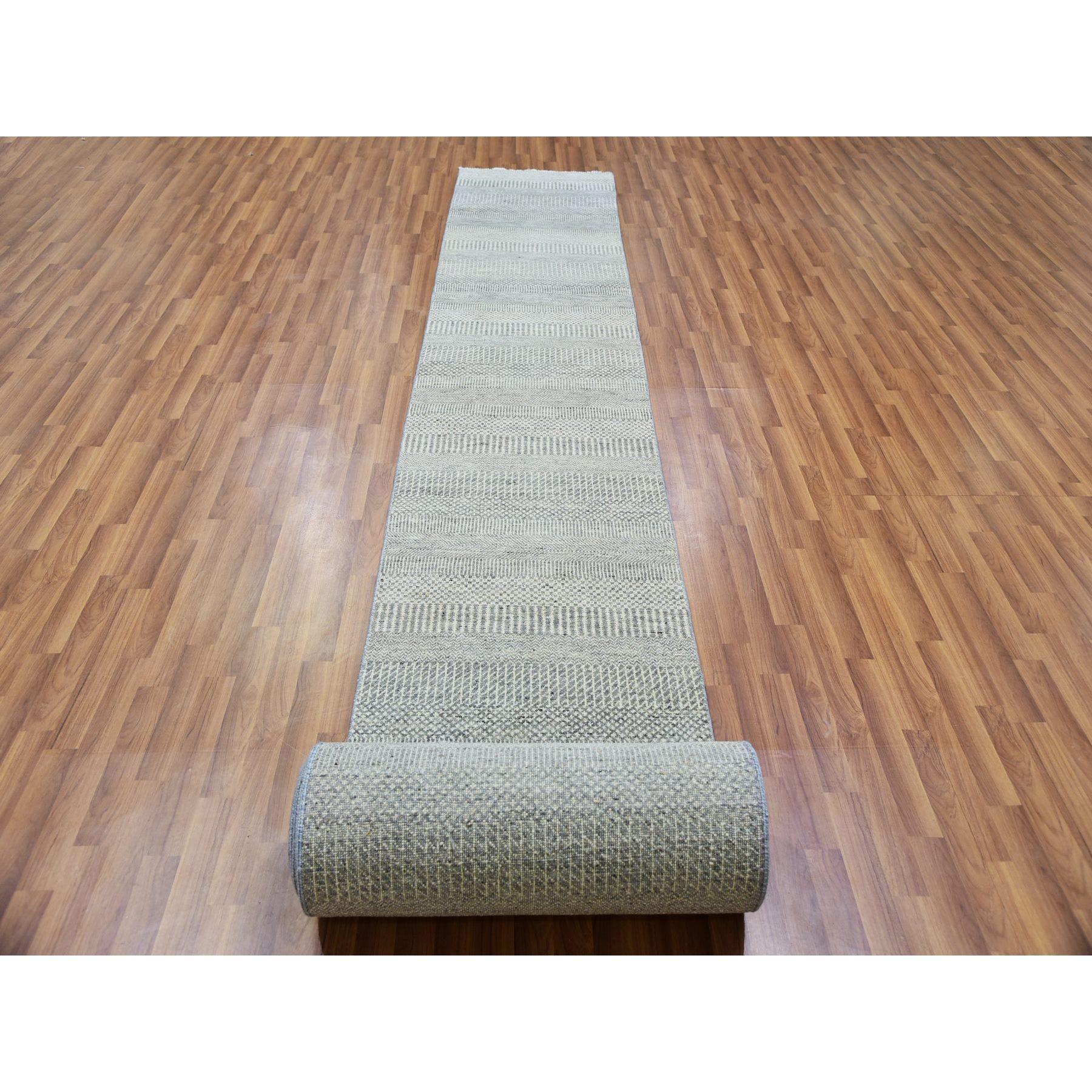 Il s'agit d'un véritable tapis d'Orient en pure laine non teintée, ton sur ton, au design moderne de graminées, noué à la main. Il a été noué pendant des mois et des mois par des artisans selon des techniques de tissage séculaires.
Matières