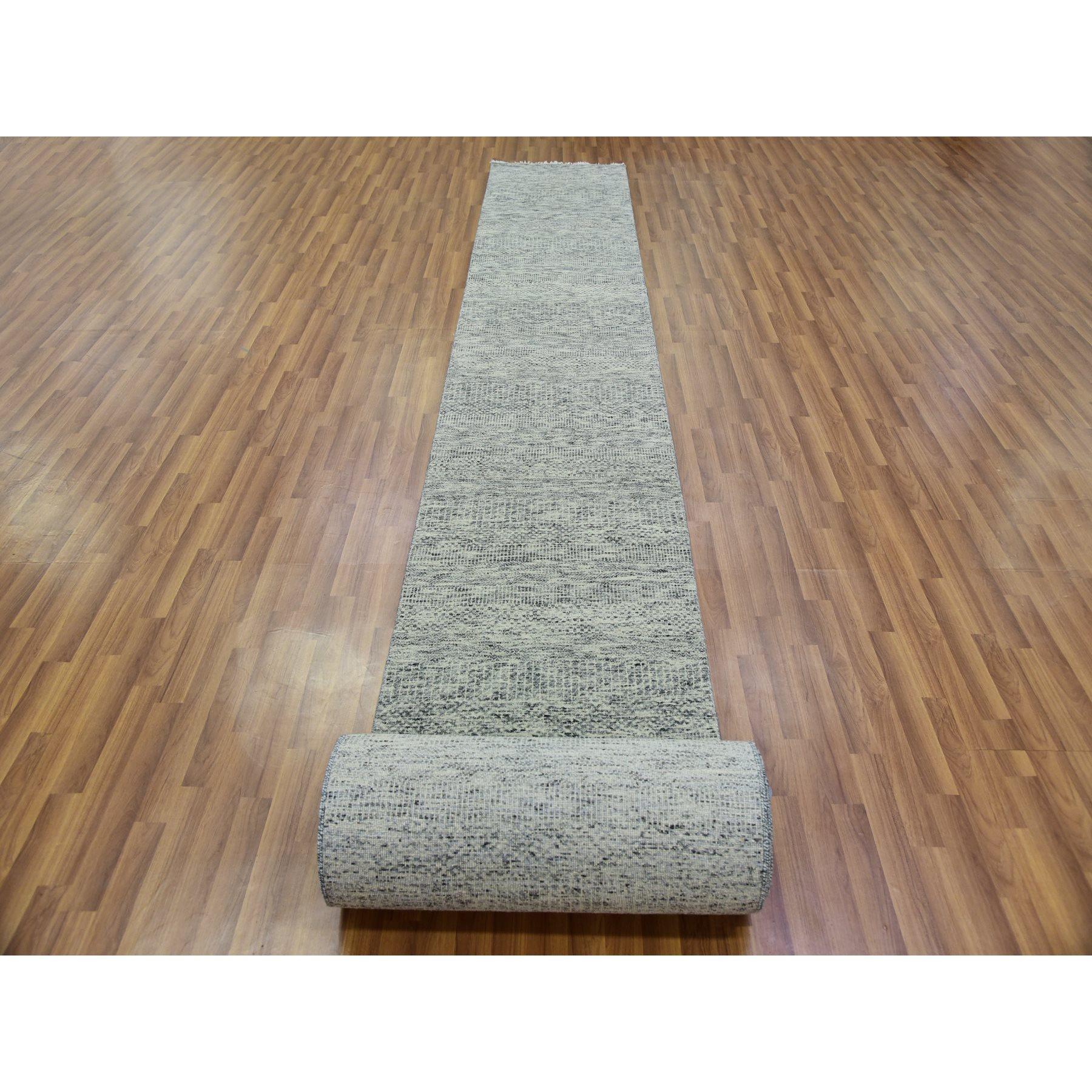 Il s'agit d'un véritable tapis d'Orient en laine naturelle non teintée, ton sur ton, à motifs d'herbes modernes, noué à la main. Il a été noué pendant des mois et des mois par des artisans selon des techniques de tissage séculaires.
Matières