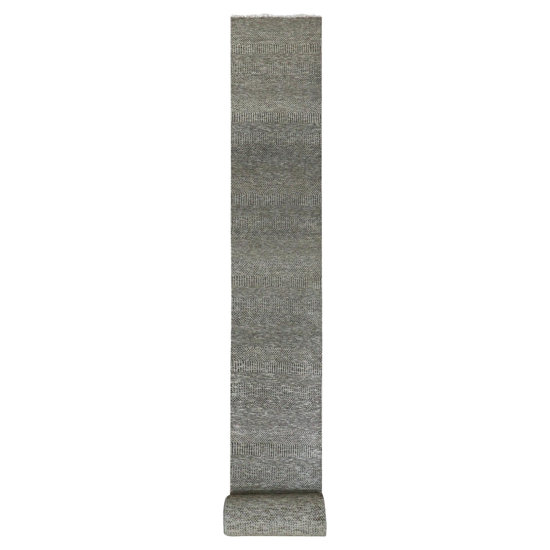 2'5"x30'3" Gauntlet Grauer moderner Teppich aus handgeknüpfter Wolle XL Läufer Orientalischer Teppich in Gras