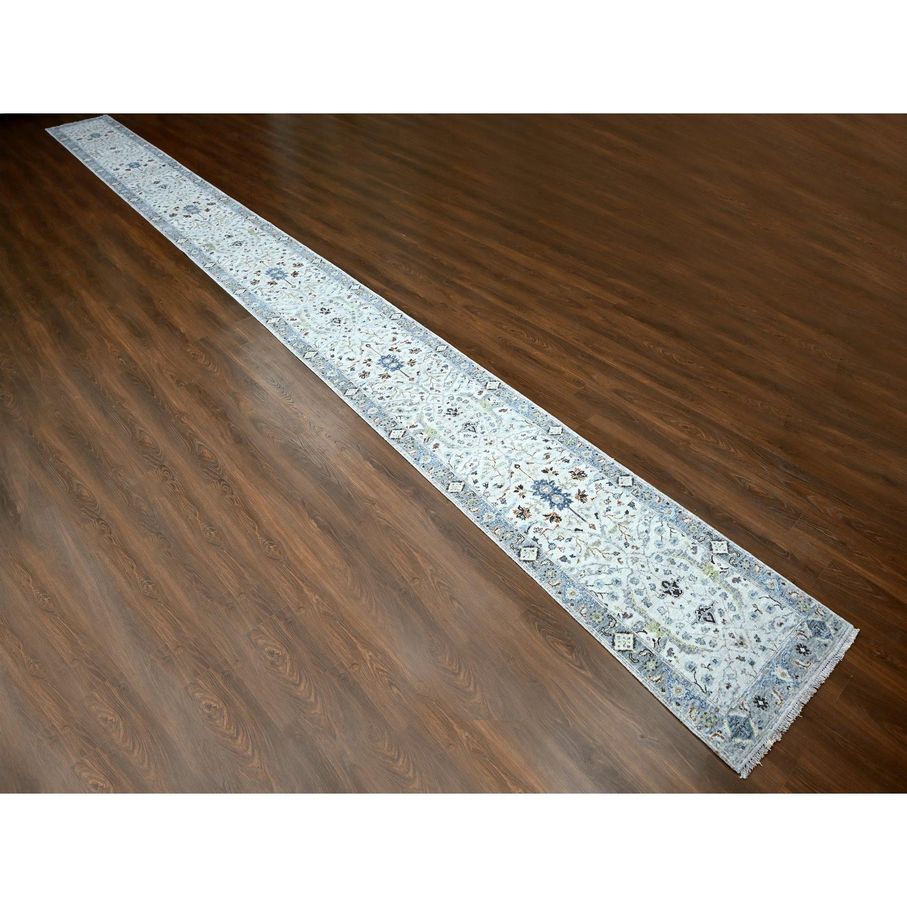 Dies ist eine wirklich echte one-of-a-kind Denser Weave, Oushak mit floralen Motiven, weiche Wolle handgeknüpft, Orientteppich. Es wurde monatelang von erfahrenen Kunsthandwerkern in jahrhundertealten Webtechniken geknüpft.
Primäre MATERIALIEN: