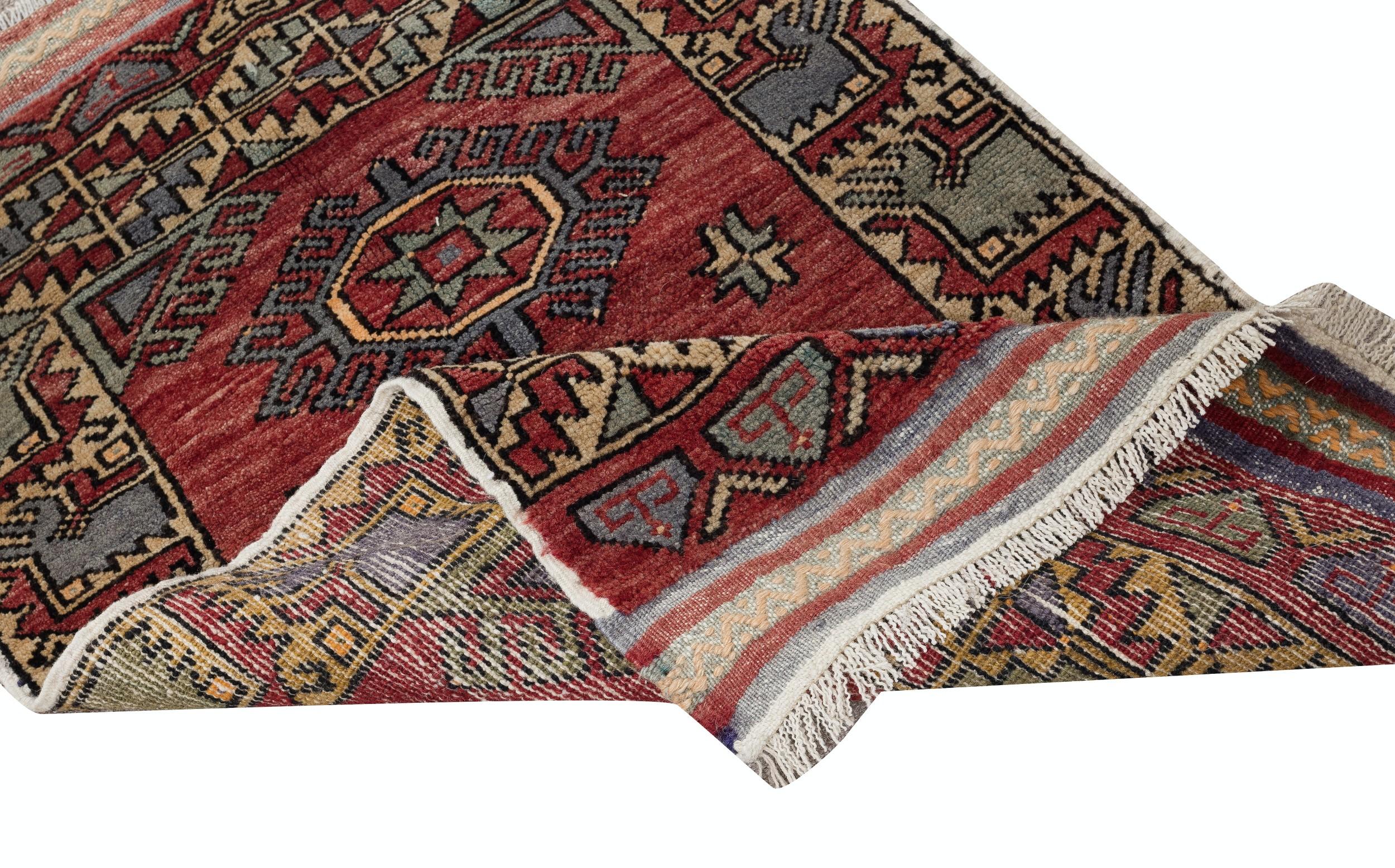 Rustico 25x35 in Tappeto d'accento turco annodato a mano unico nel suo genere di colore rosso scuro in vendita