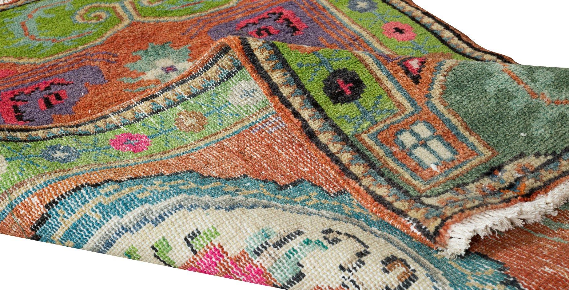 Bohème 2.5x4 Ft Vintage Handmade Turkish Ghiordes Rug with Floral Design en vente