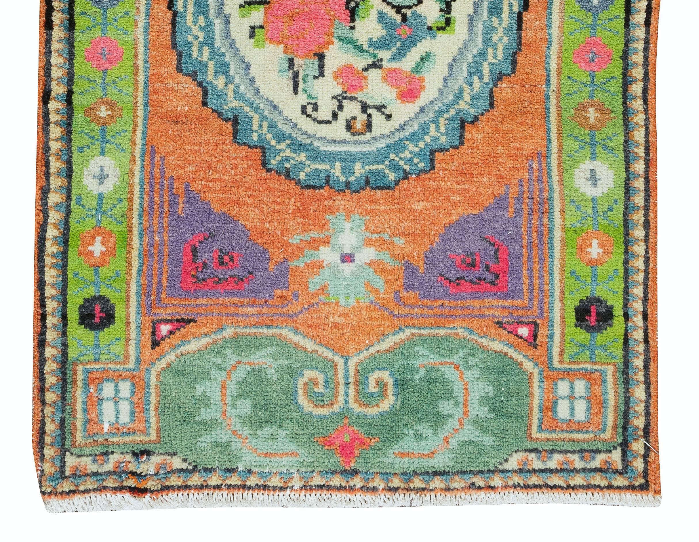 2.5x4 Ft Vintage Handmade Turkish Ghiordes Rug with Floral Design In Good Condition For Sale In Philadelphia, PA