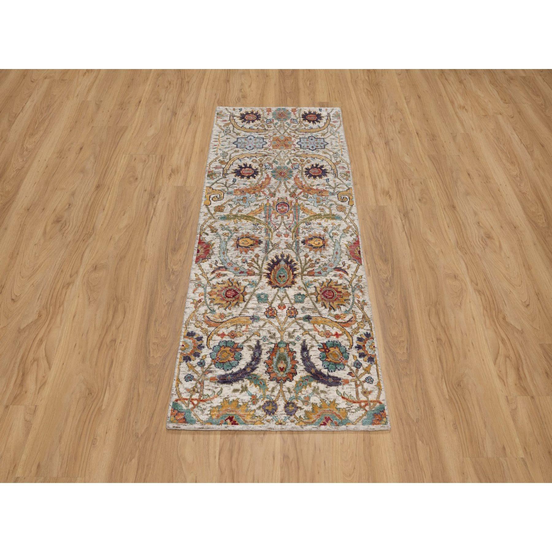 A. Winter White, seta con lana strutturata, disegno colorato di foglie di falce, annodato a mano, runner, tappeto orientale
Materiali primari: Lana e seta
Lattice: No Pile 
altezza: 0,25 pollici
Stile: Di transizione
Colore primario: Avorio
Colori
