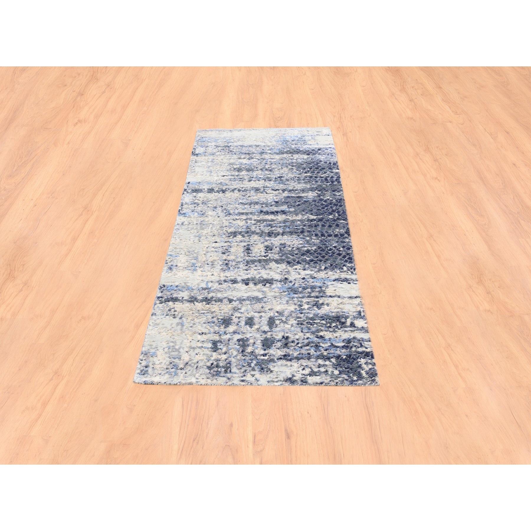 Il s'agit d'un authentique tapis de course oriental en laine et soie nouée à la main, de style abstrait bleu avec un design en mosaïque. Il a été noué pendant des mois et des mois selon les techniques séculaires du tissage persan par des artisans