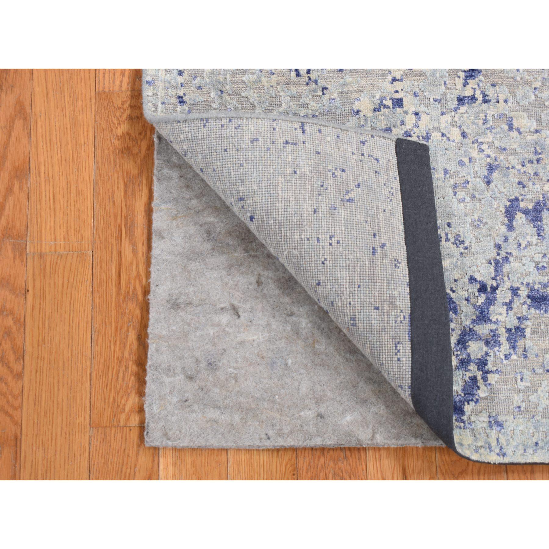Chromgrau, Verringernde Zypressen mit Medaillon Design, Seide mit strukturierter Wolle, Handgeknüpft, Läufer Orientteppich
Primäre MATERIALIEN: Wolle & Seide
Latex: Kein Flor 
Höhe: 0,25 Zoll
Stil: Transitional
Grundfarbe: Grau
Sekundäre Farben: