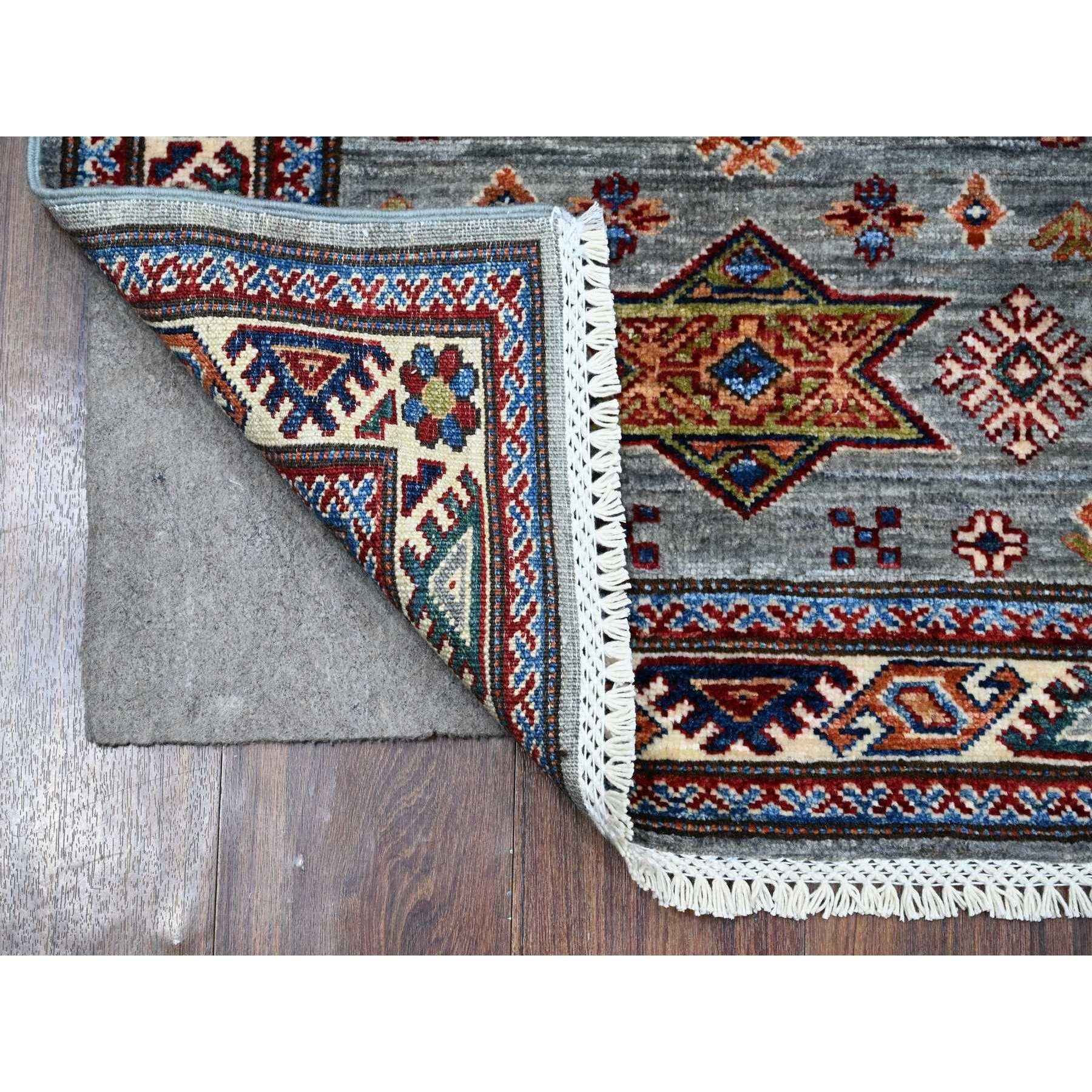 Il s'agit d'un véritable tapis d'Orient Afghan Super Kazak, noué à la main, en pure laine. Il a été noué pendant des mois et des mois selon des techniques de tissage séculaires par des artisans experts.
Matières premières : Laine
Latex : Pas de