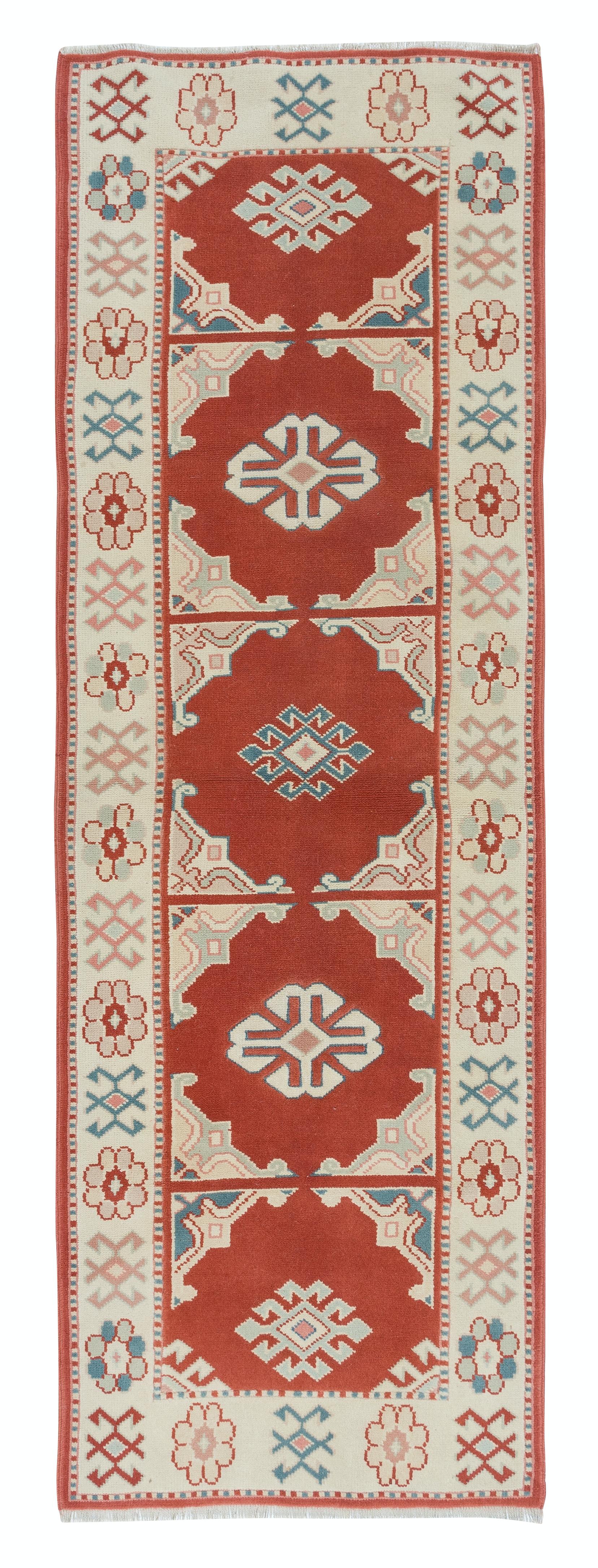 Ein handgeknüpfter zeitgenössischer türkischer Läufer.

Dieser moderne Teppich hat einen gleichmäßigen, mittelhohen Wollflor auf Wollbasis.

Es wird aus erstklassigen handgesponnenen Schafen und natürlichen Farbstoffen hergestellt, d.h. aus