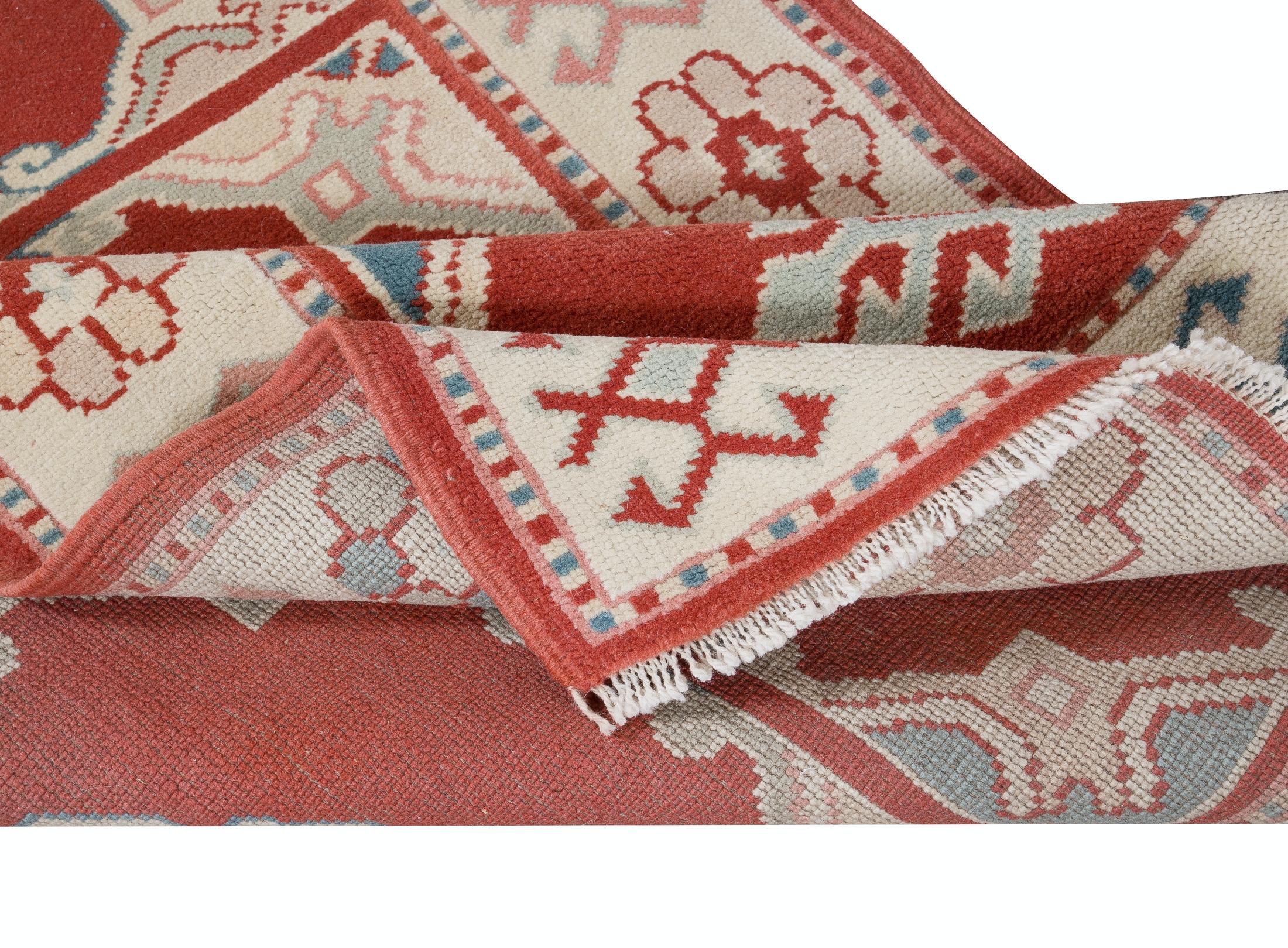 Handgefertigter türkischer Corridor-Teppich in Rot und Beige, 2,5x7.3 Ft, Flur-Läufer aus Wolle (Türkisch) im Angebot