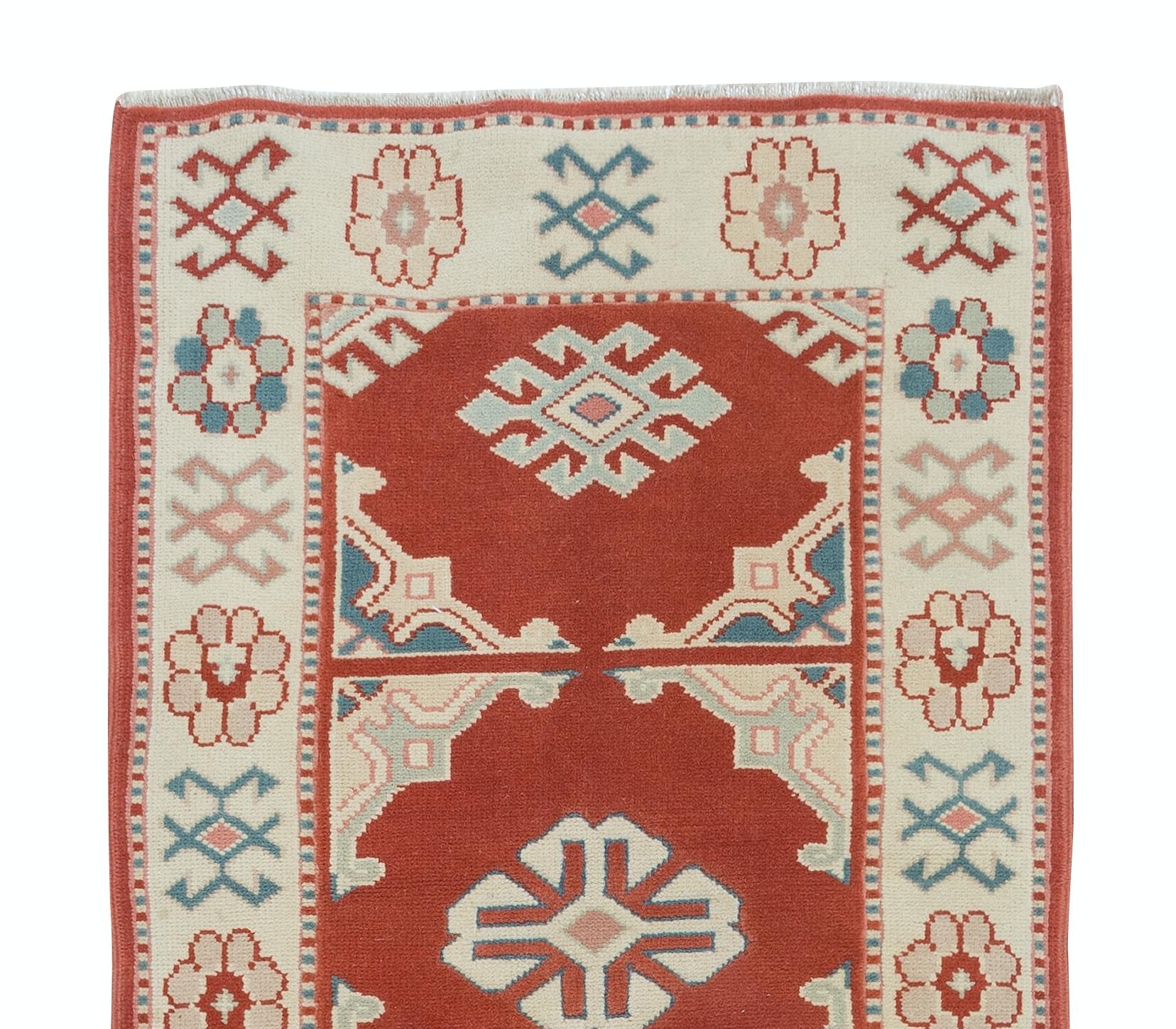 Handgefertigter türkischer Corridor-Teppich in Rot und Beige, 2,5x7.3 Ft, Flur-Läufer aus Wolle (Handgewebt) im Angebot