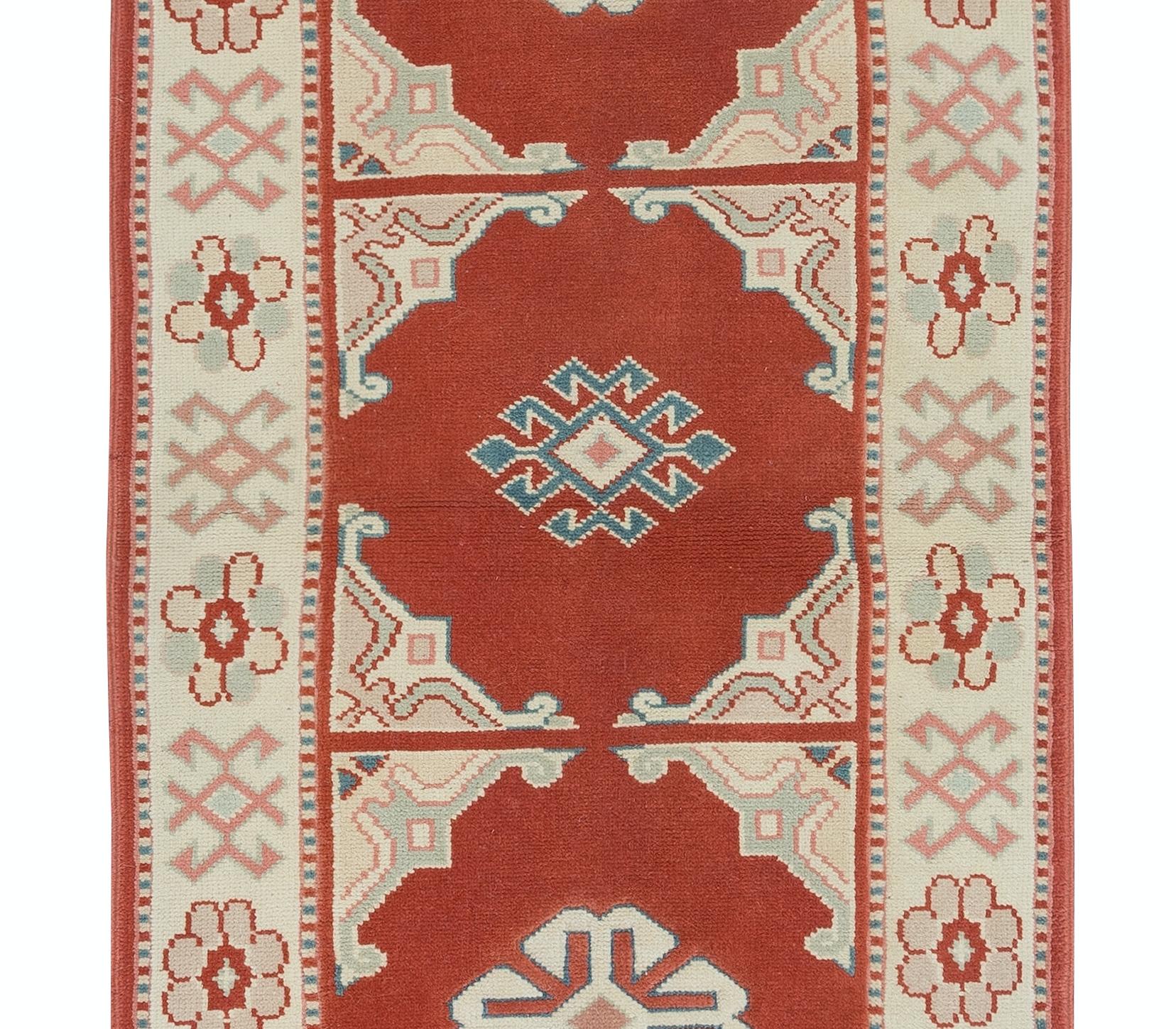 Handgefertigter türkischer Corridor-Teppich in Rot und Beige, 2,5x7.3 Ft, Flur-Läufer aus Wolle im Zustand „Hervorragend“ im Angebot in Spring Valley, NY