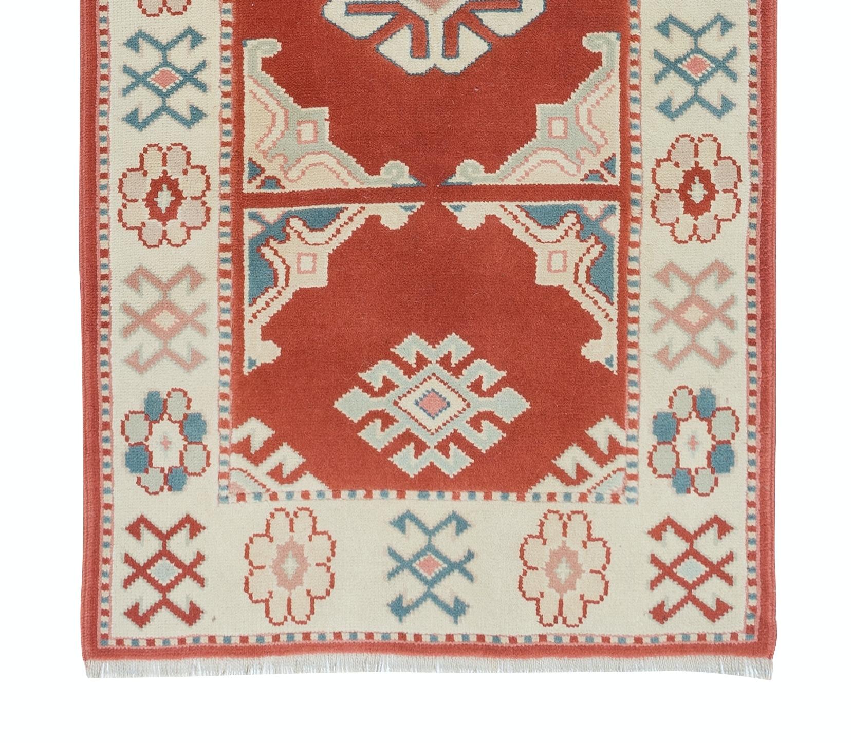 Handgefertigter türkischer Corridor-Teppich in Rot und Beige, 2,5x7.3 Ft, Flur-Läufer aus Wolle (21. Jahrhundert und zeitgenössisch) im Angebot