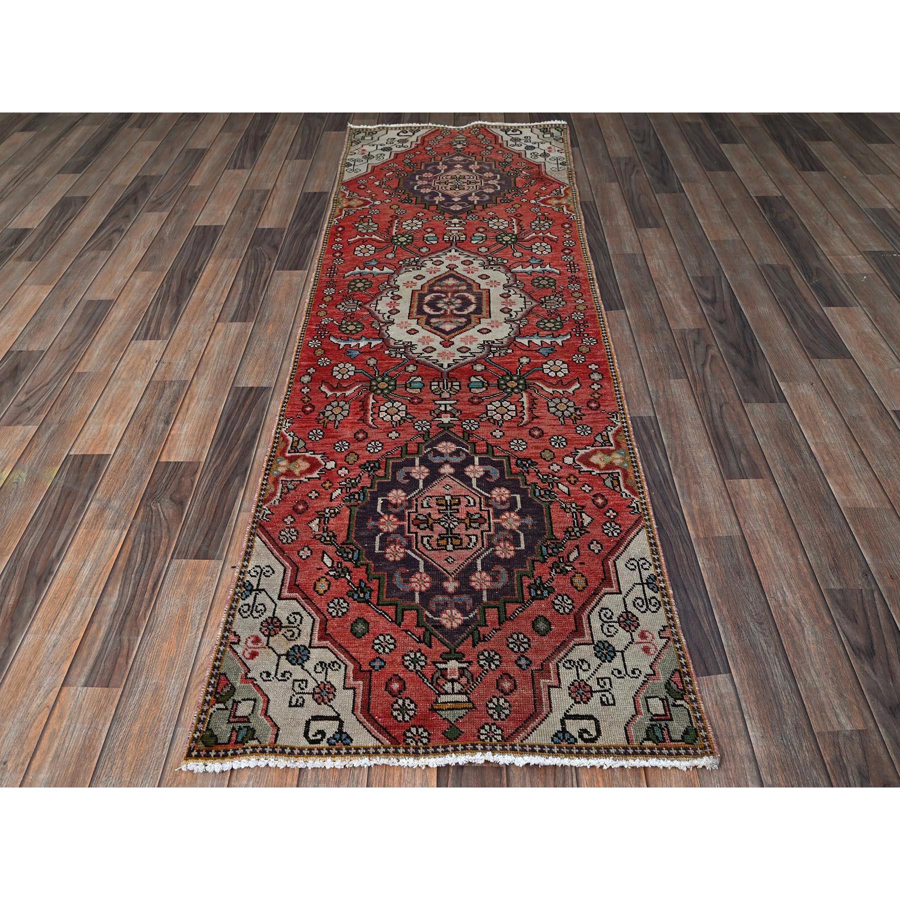 Tappeto orientale, Vintage Tabriz persiano con disegno di medaglioni tribali, tosato basso, a pelo zero, lati ed estremità fissati professionalmente, annodato a mano, in pura lana, runner stretto.
Materiali primari: Lana
Lattice: No Pile 
altezza: