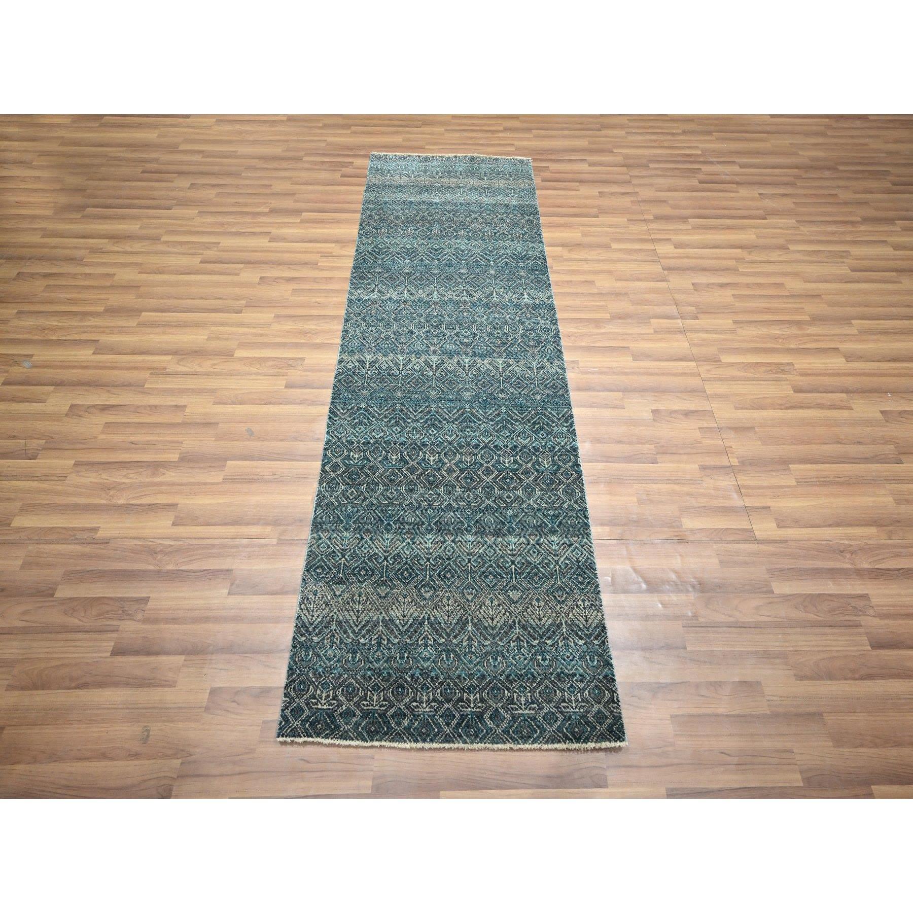 Bleu saphir, motif Kohinoor Herat, petit motif géométrique répétitif en forme de diamant, laine douce, ton sur ton, noué à la main, chemin de roulement, tapis d'Orient
Matières premières : Laine
Latex : Pas de poils 
hauteur : 0,25 pouces
Style :