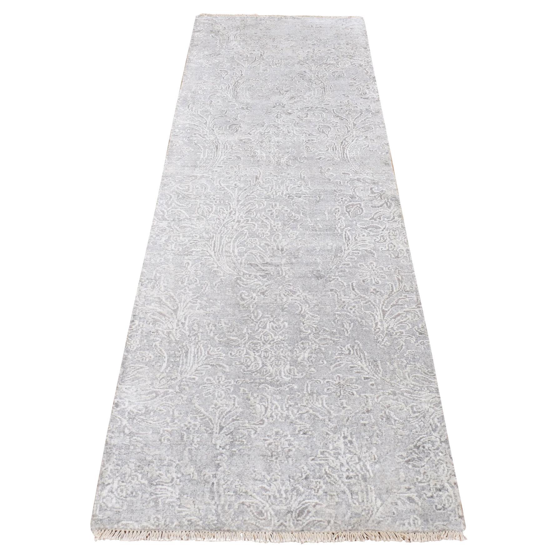 2'5 "x7'9" Gris, anudada a mano, diseño tono sobre tono, lana y seda, alfombra de calle