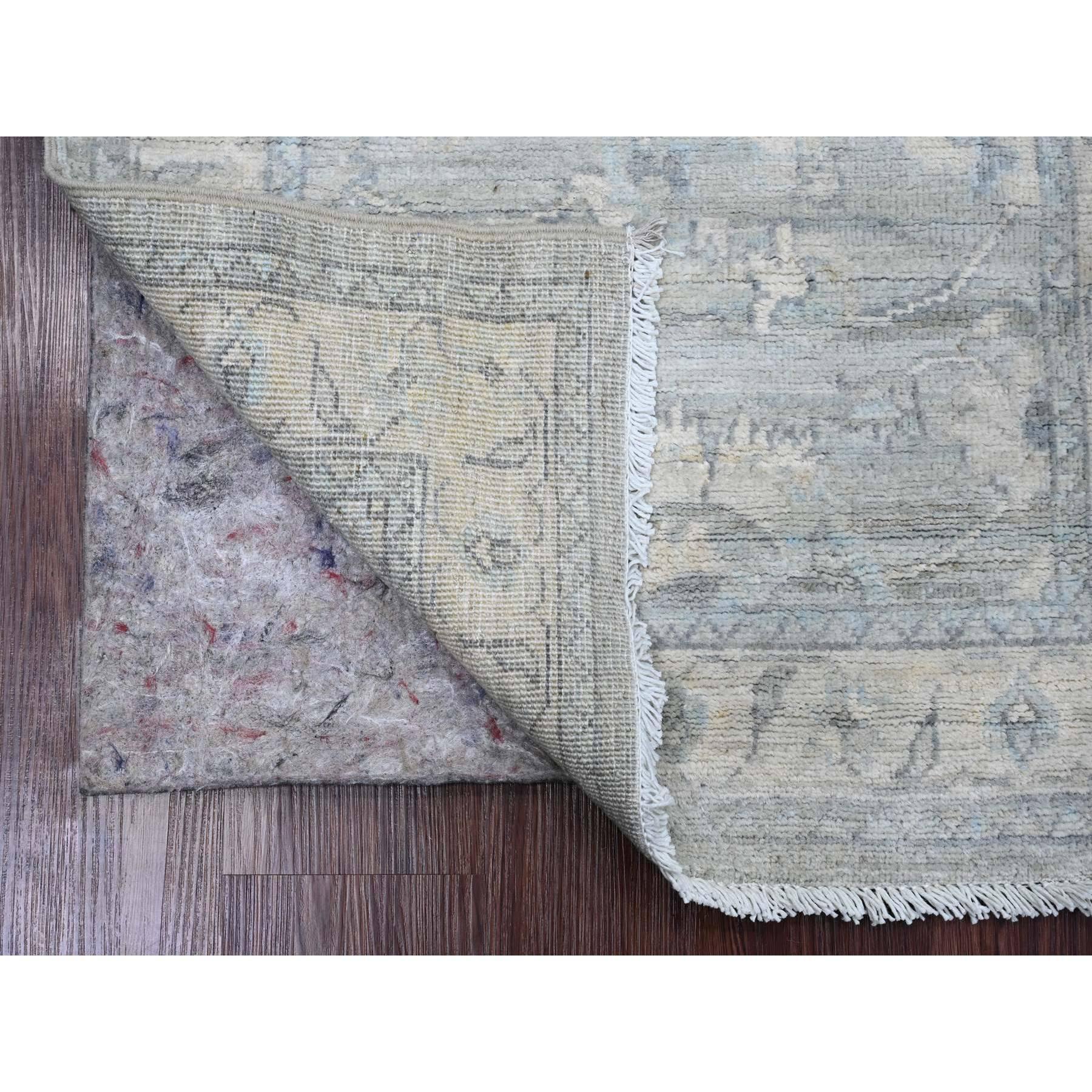 Misty Gray, Washed Out Peshawar with All Over Leaf Pattern, Vegetable Dyes, 100% Wool, Hand Knotted, Runner, Oriental Rug
Matières premières : Laine
Latex : Pas de poils 
hauteur : 0,25 pouces
Style : Transitionnel
Couleur primaire : Gris
Couleurs