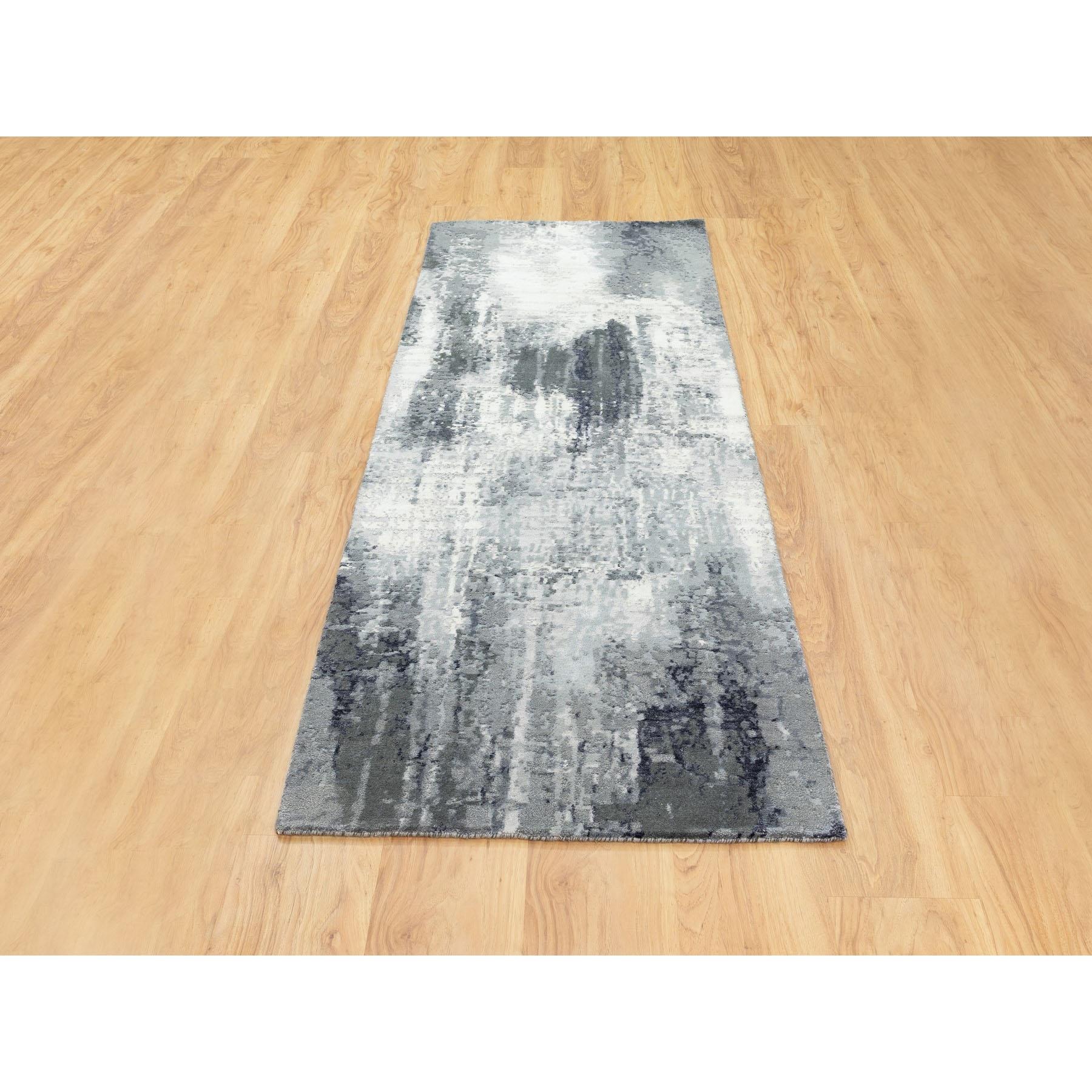 Dies ist eine wirklich echte ein-of-a-kind Charcoal Black Abstract Design Wolle und Seide Hand geknüpft orientalischen Läufer Teppich. Es wurde monatelang von erfahrenen Kunsthandwerkern in jahrhundertealten Webtechniken geknüpft.
Primäre