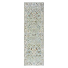 Alfombra de pasillo de lana pura, anudada a mano, estilo Oushak verde con motivos florales, de 2'5" x 8'