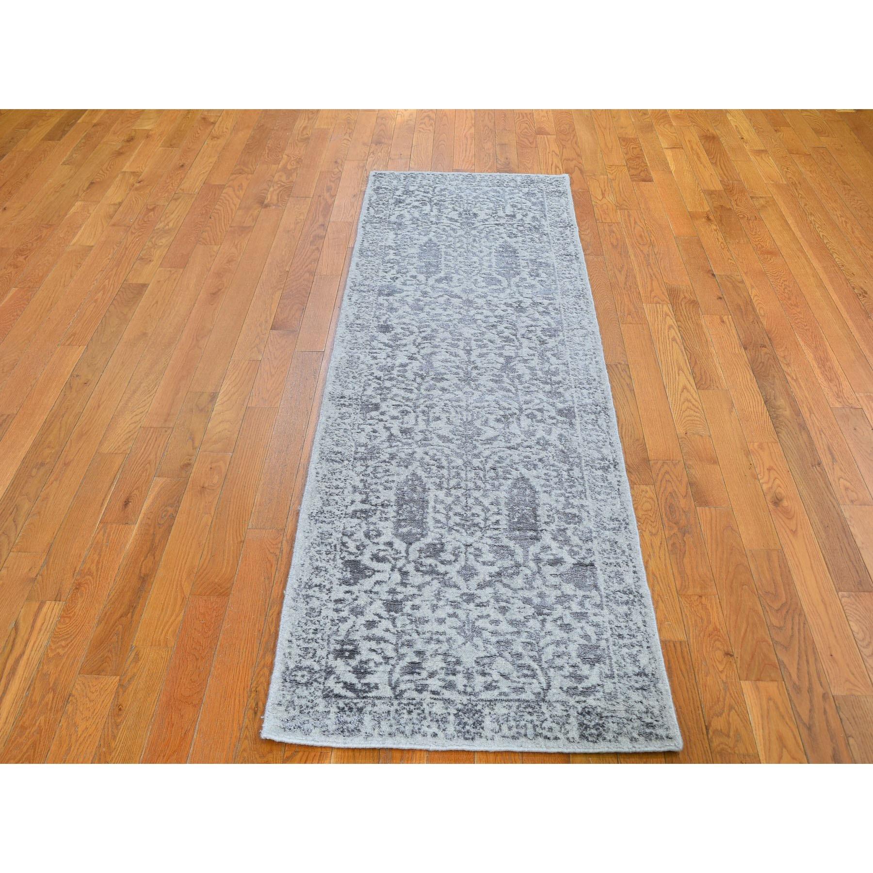 Il s'agit d'un véritable tapis d'Orient Jacquard gris, tissé à la main, à motif de cyprès brisé, en laine et soie, épais et pelucheux. Il a été tissé pendant des mois et des mois selon les techniques séculaires de l'artisanat persan par des experts.