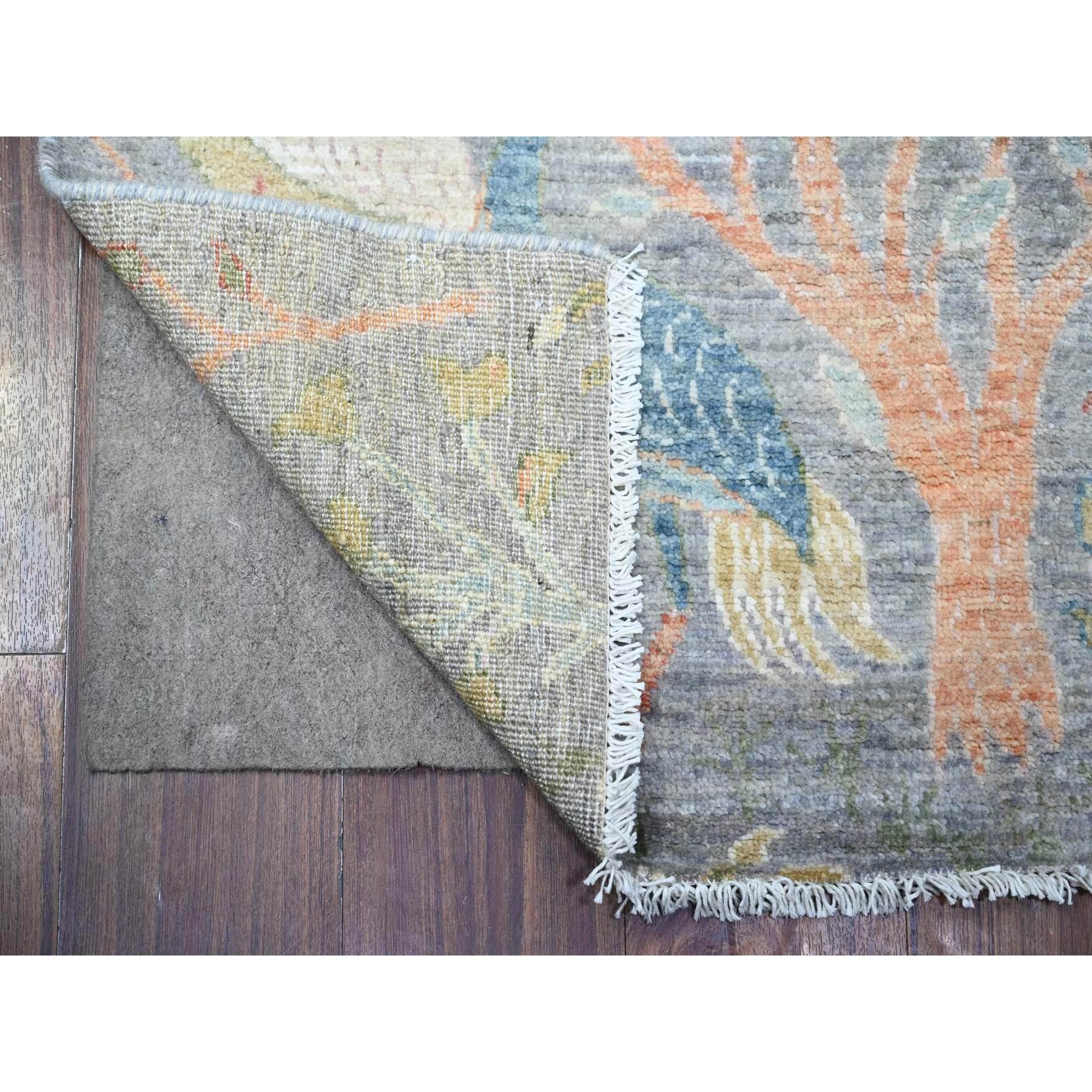 Dies ist eine wirklich echte one-of-a-kind afghanischen Peshawar mit Birds of Paradise Design, handgeknüpft, reine Wolle, Orientteppich. Es wurde monatelang von erfahrenen Kunsthandwerkern in jahrhundertealten Webtechniken geknüpft.
Primäre