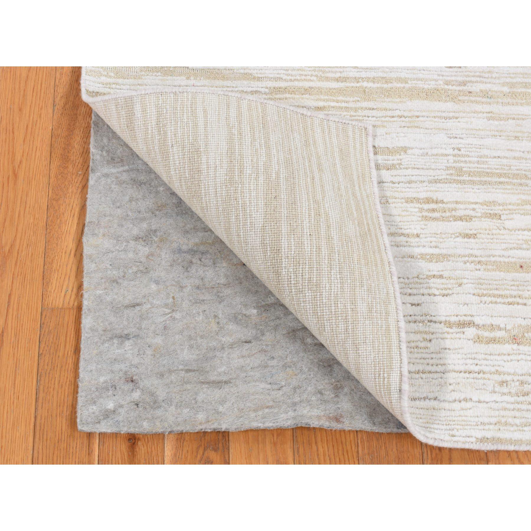 Marfil, Seda con textura de lana, Tono sobre tono, Diseño de estrías, Pelo alto, Anudada a mano, Alfombra oriental de pasillo
Materiales primarios: Lana y seda
Látex: Sin pelo 
altura: 0,25 Pulgadas
Estilo: Transicional
Color principal: