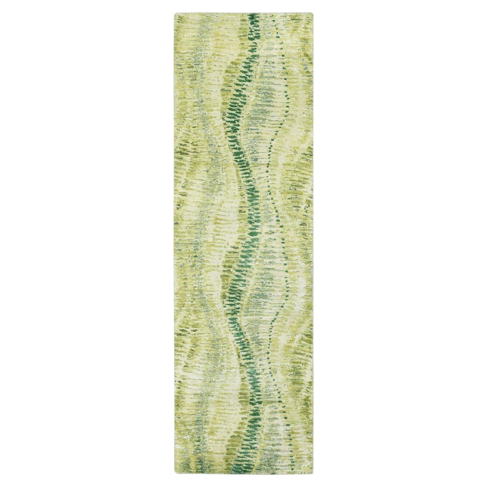 2'5"x8'3" Shades of Green Soft to the Touch 100% Seide Handgeknüpfter Läufer