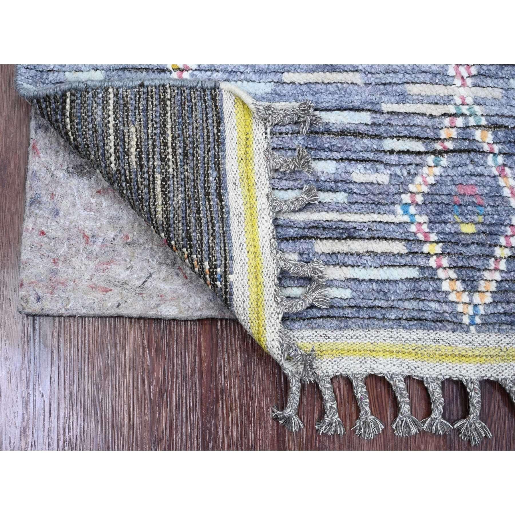 Sfumature di grigio, trama marocchina con motivo geometrico seghettato, annodato a mano, vello strutturato, lana morbida, runner, tappeto orientale
Materiali primari: Lana
Lattice: No Pile 
altezza: 0,25 pollici
Stile: Tradizionale
Colore primario:
