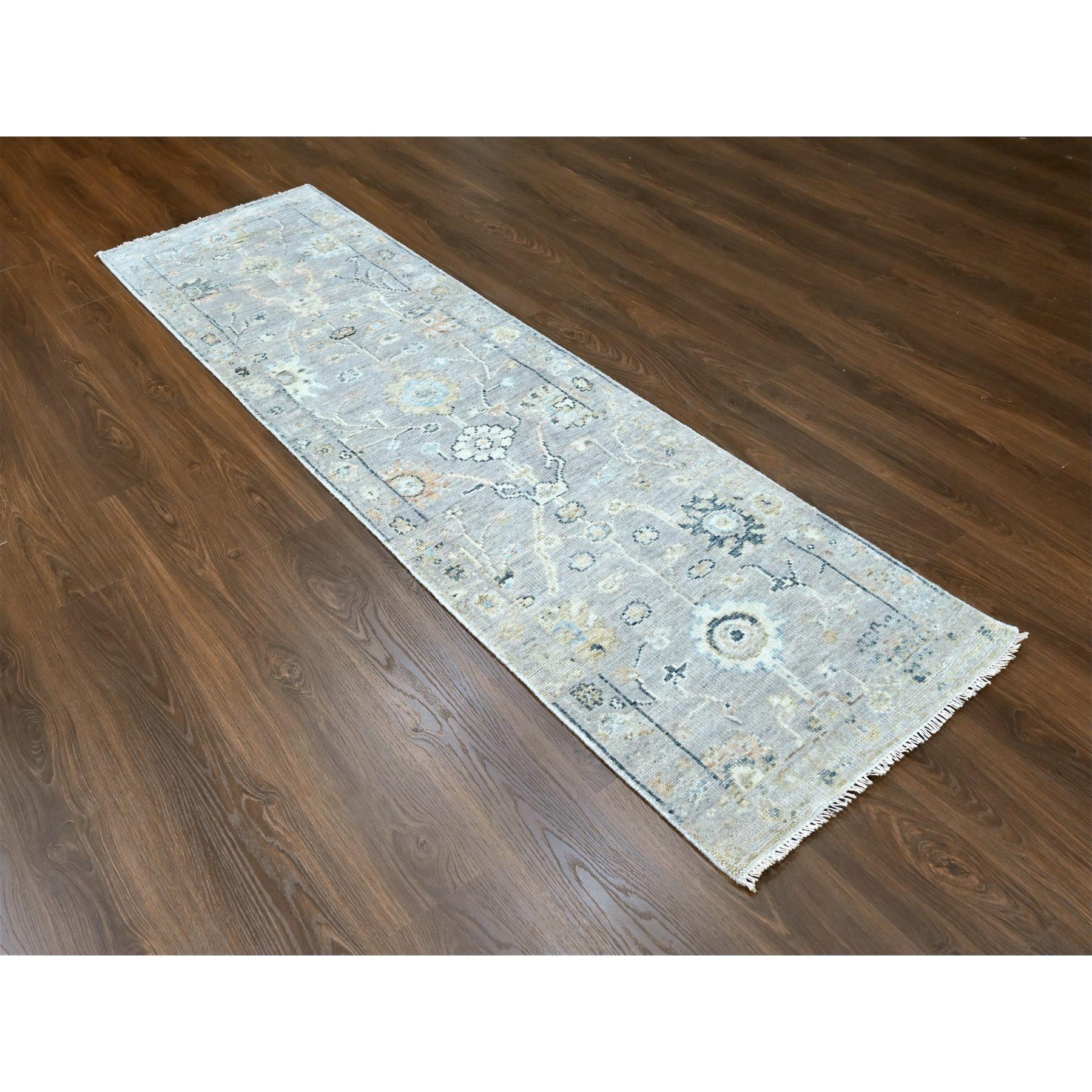 Mittelgrau, Supple Collection'S, Ton in Ton, Handgeknüpft, Weicher, lebendiger Wollflor, Plüsch und üppig, Oushak-Design, Läufer, Orientteppich
Primäre MATERIALIEN: Wolle
Latex: Kein Flor 
Höhe: 0,25 Zoll
Stil: Transitional
Grundfarbe: