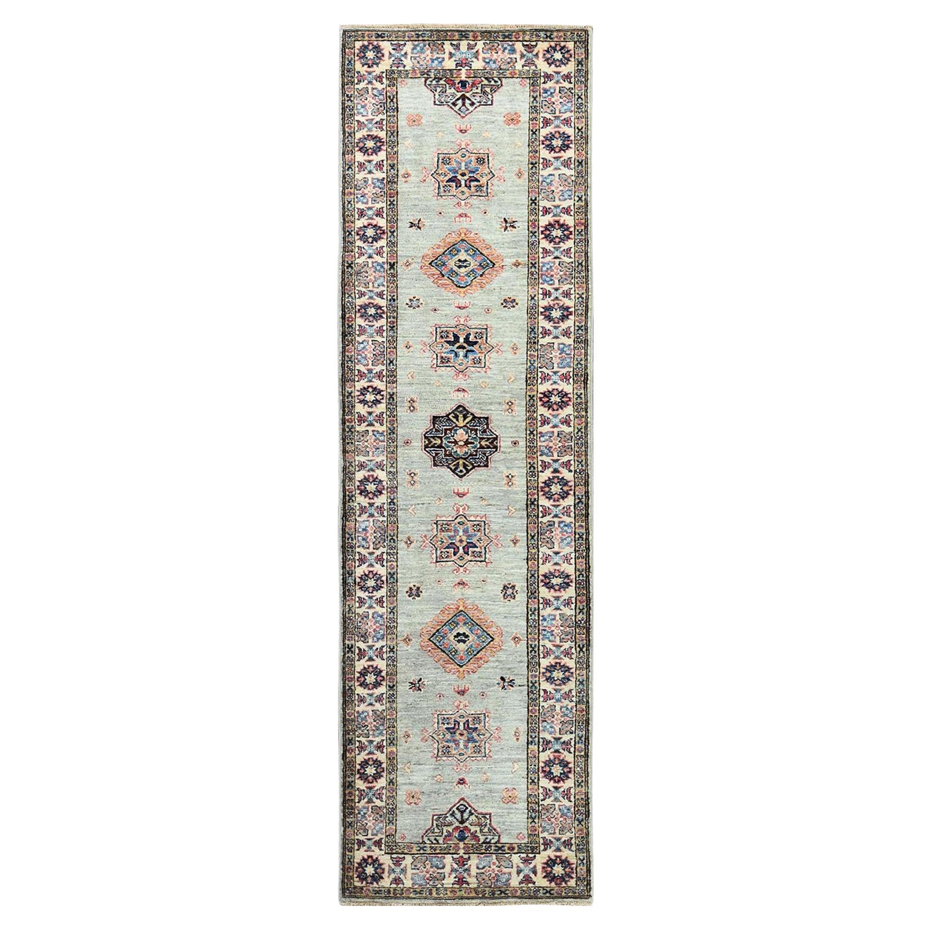 2'5"x8'6" Esche Grau, handgeknüpfter afghanischer Super Kazak-Läufer aus natürlicher Wolle