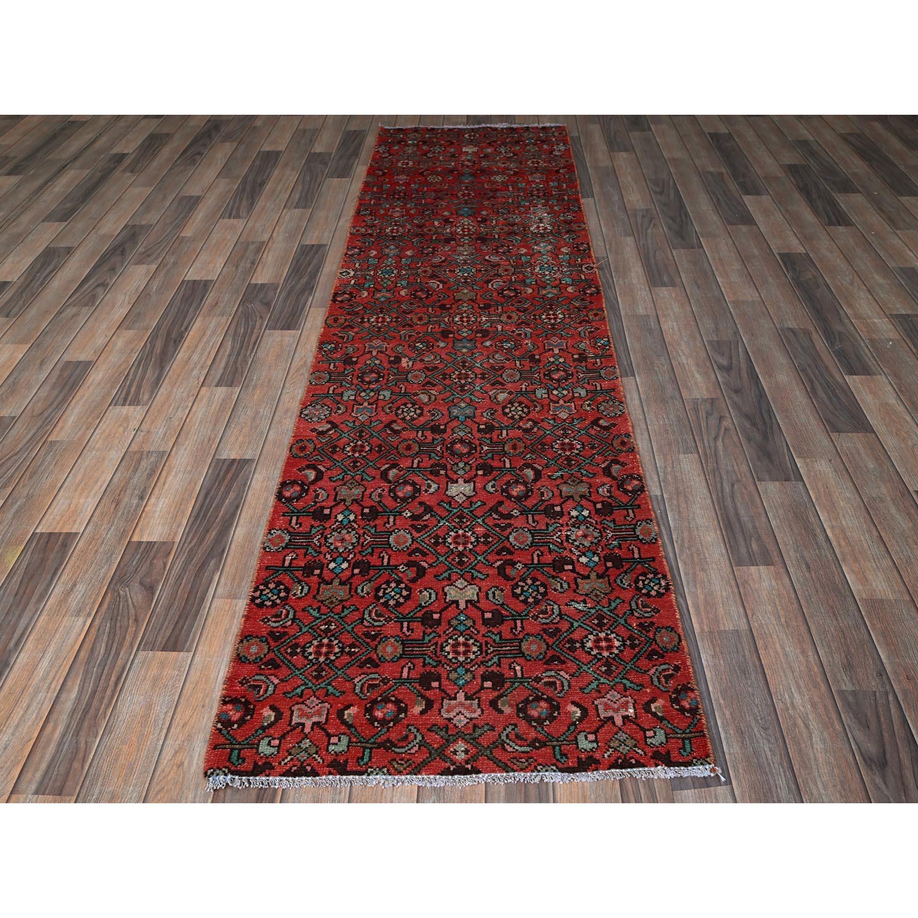 Crimson Red, Vintage Persian Hussainabad avec All Over Design, Cropped Thin, Zero Pile, Sides and Ends Professionally Secured, Hand Knotted, Pure Wool, Fragment, Runner, Tapis d'Orient
Matières premières : Laine
Latex : Pas de poils 
hauteur : 0,25