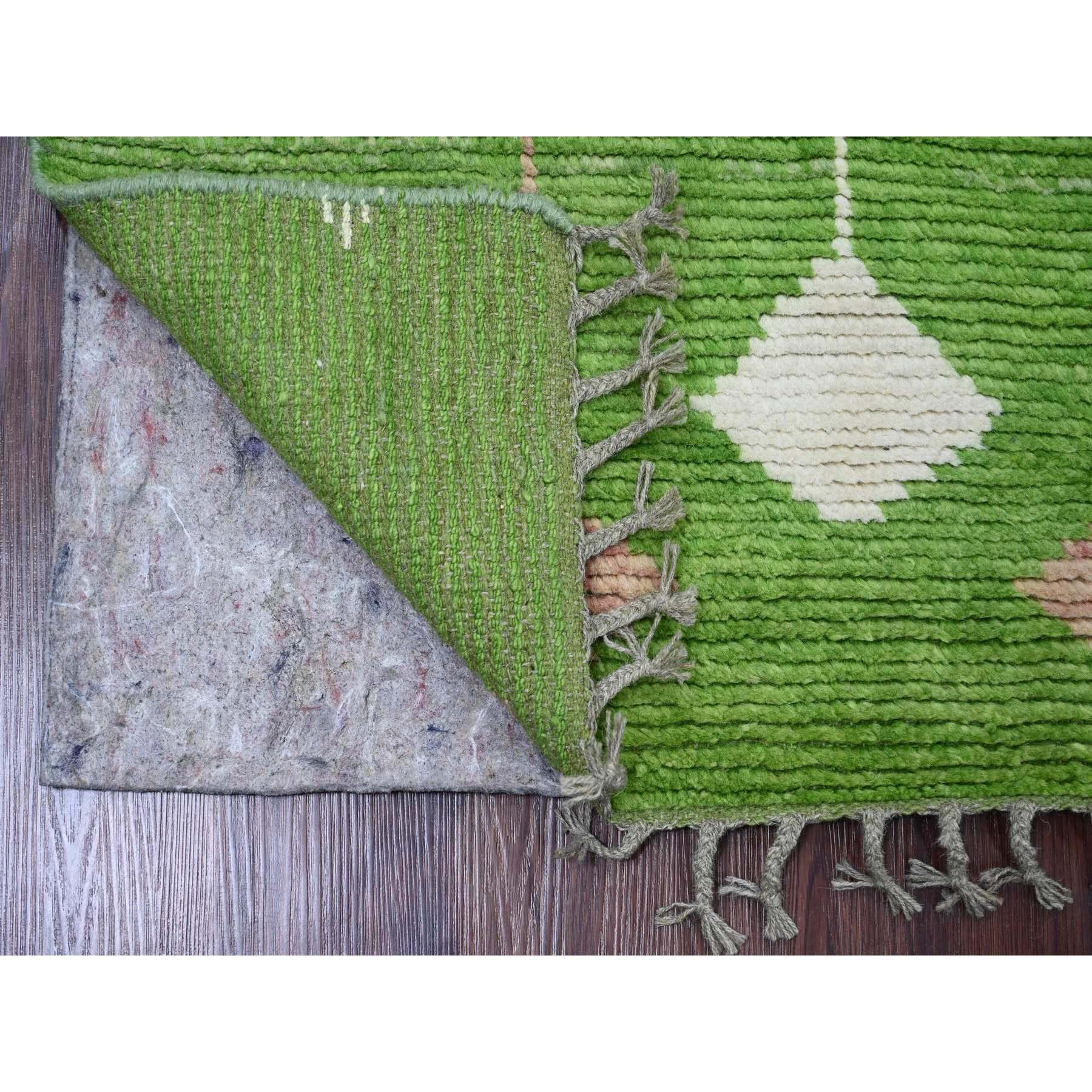 Vert poire, tissage marocain à motifs géométriques, laine douce, noué à la main, ton sur ton, poils texturés, chemin de table, tapis d'Orient
Matières premières : Laine
Latex : Pas de poils 
hauteur : 0,25 pouces
Style : Traditionnel
Couleur