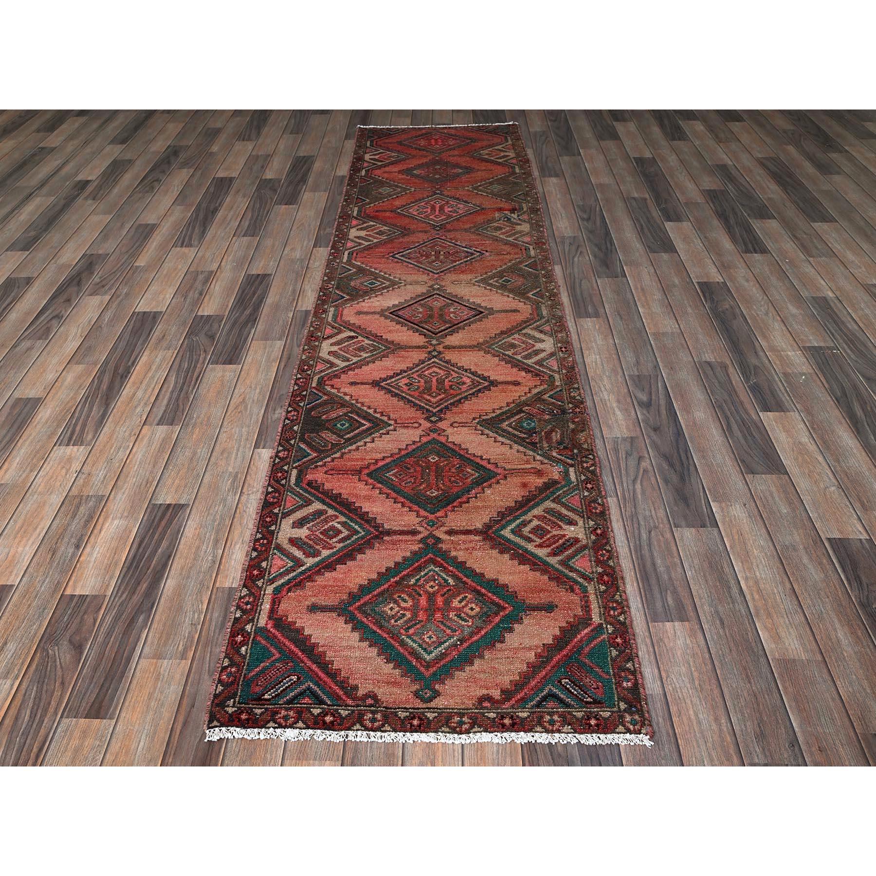 Korallenrot, Vintage Persisch Hamadan mit geometrischem Muster, niedrig geschoren, kein Flor, Seiten und Enden professionell gesichert, handgeknüpft, 100% Wolle, schmaler Läufer, Orientteppich
Primäre MATERIALIEN: Wolle
Latex: Kein Flor 
Höhe: 0,25