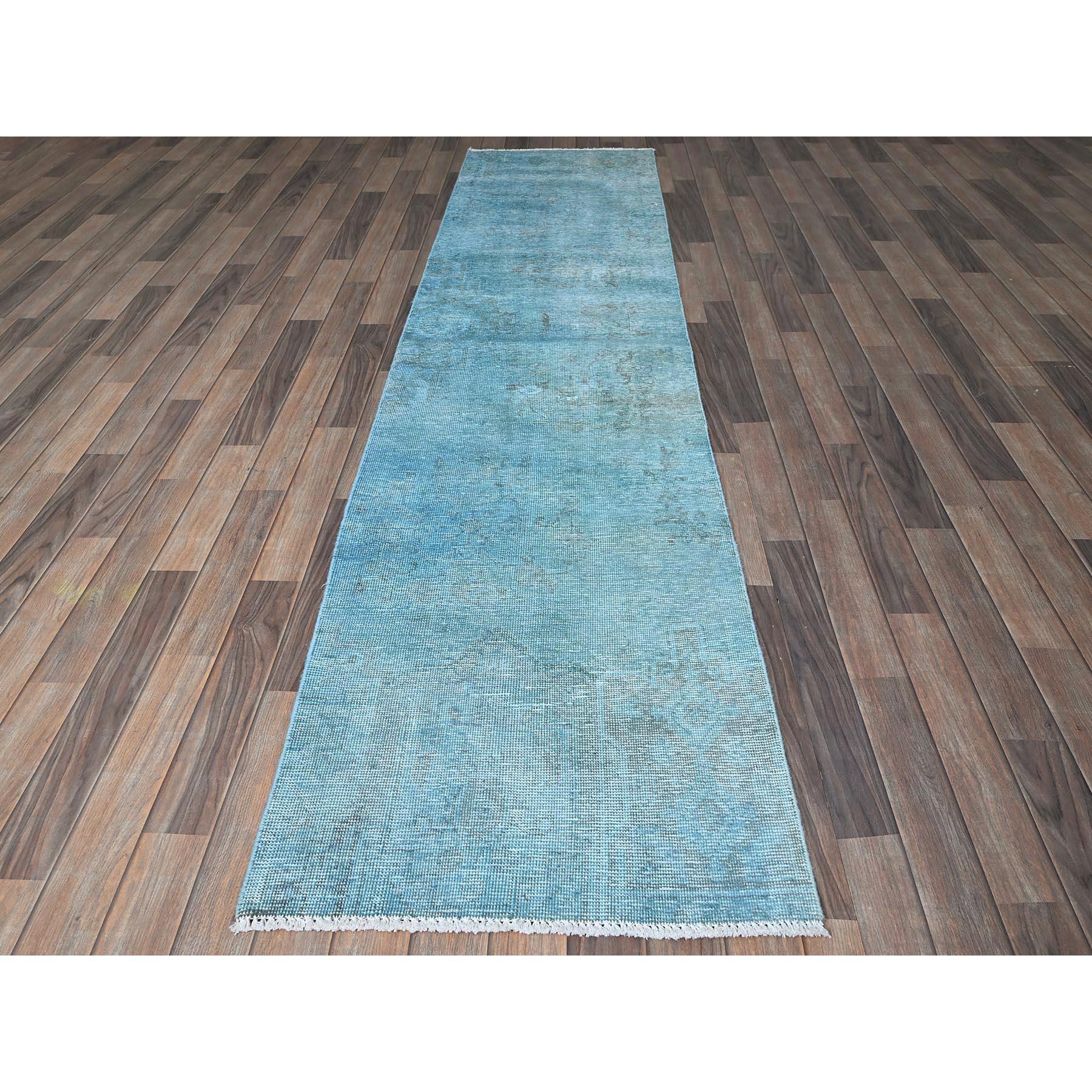 Blu acqua, Tabriz persiano d'epoca sovratinto, consumato e rovinato, lati e estremità fissati professionalmente, tosato basso, annodato a mano, 100% lana, frammento, runner stretto, tappeto orientale
Materiali primari: Lana
Lattice: No Pile