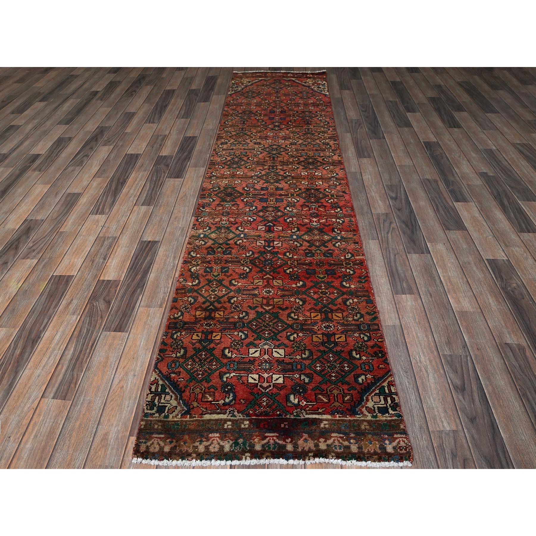 Ziegelrot, Vintage Persisch Hamadan mit ausgeprägtem Abrasch, Fisch All Over Design, Stone Washed, Dünn geschnitten, Null Flor, Seiten und Enden professionell gesichert, Handgeknüpft, Reine Wolle, Schmaler Läufer, Orientteppich
Primäre MATERIALIEN: