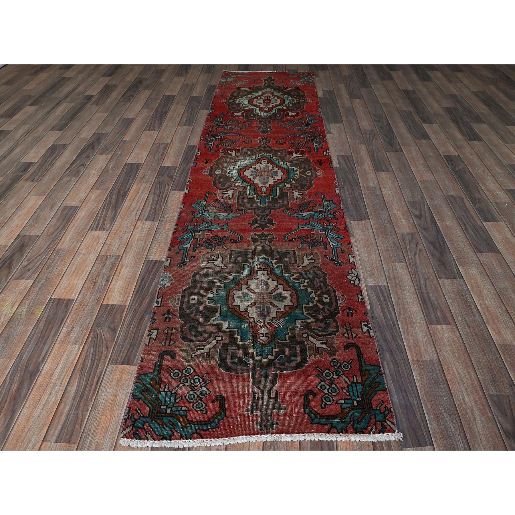 Scharlachrot, Vintage Persisch Tabriz mit Tribal Medaillons Design, ausgeprägter Abrasch, niedrig geschoren, Null Flor, Seiten und Enden professionell gesichert, handgeknüpft, reine Wolle, Fragment, schmaler Läufer, Orientteppich
Primäre