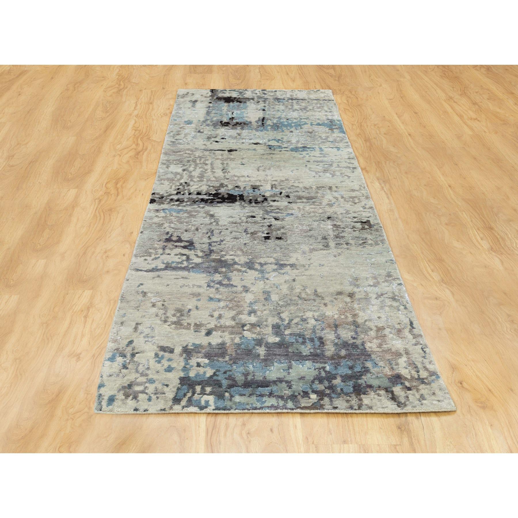 Il s'agit d'un véritable tapis d'Orient en laine et soie nouée à la main, au design abstrait bleu-argenté. Il a été noué pendant des mois et des mois selon des techniques de tissage séculaires par des artisans experts.
Matériaux primaires : Laine et