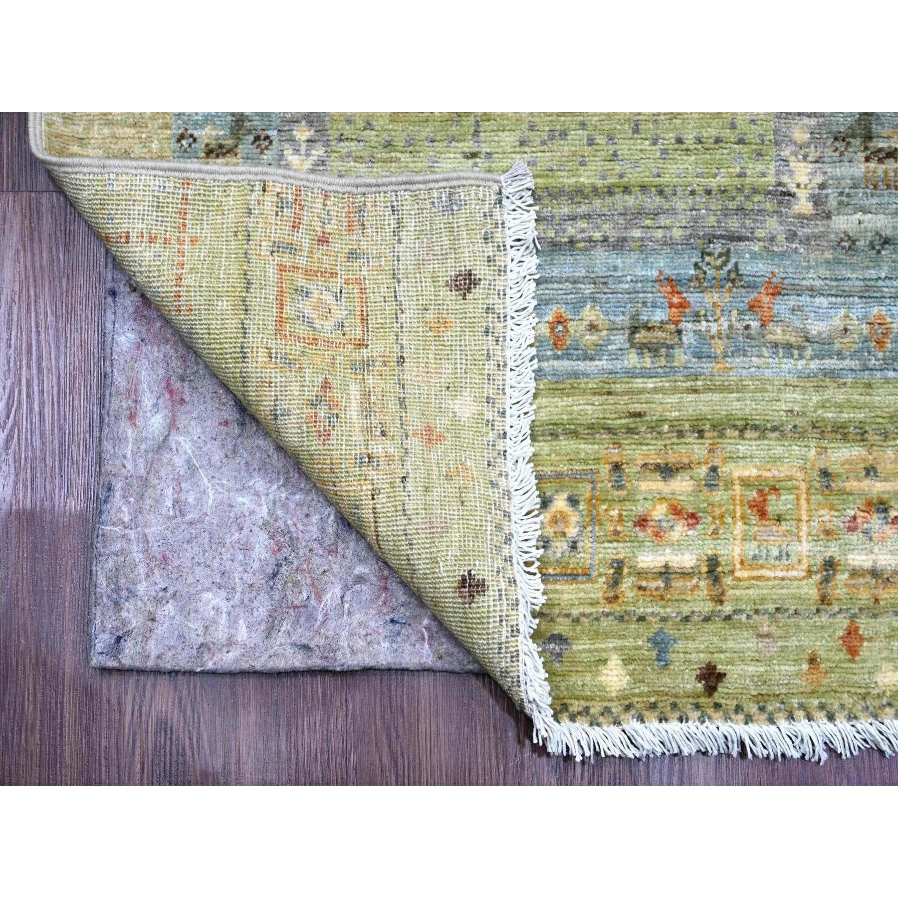 Olivgrün, Handgeknüpft, Feiner Kashkuli Gabbeh mit kleinen Tierfiguren, Weiche Wolle, Veggie-Farben, Läufer, Orientteppich
Primäre MATERIALIEN: Wolle
Latex: Kein Flor 
Höhe: 0,25 Zoll
Stil: Traditionell
Grundfarbe: Grün
Sekundärfarben: Elfenbein,