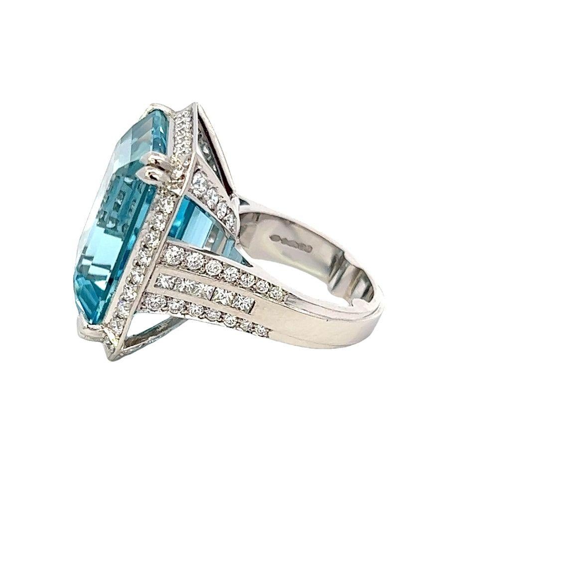 Hoy en día es difícil encontrar una aguamarina esquinada tallada excepcionalmente bella, de exquisita y fina saturación de color. Nos encantó la extraordinaria talla y engarzamos esta extraordinaria piedra en un marco biselado inclinado de diamante