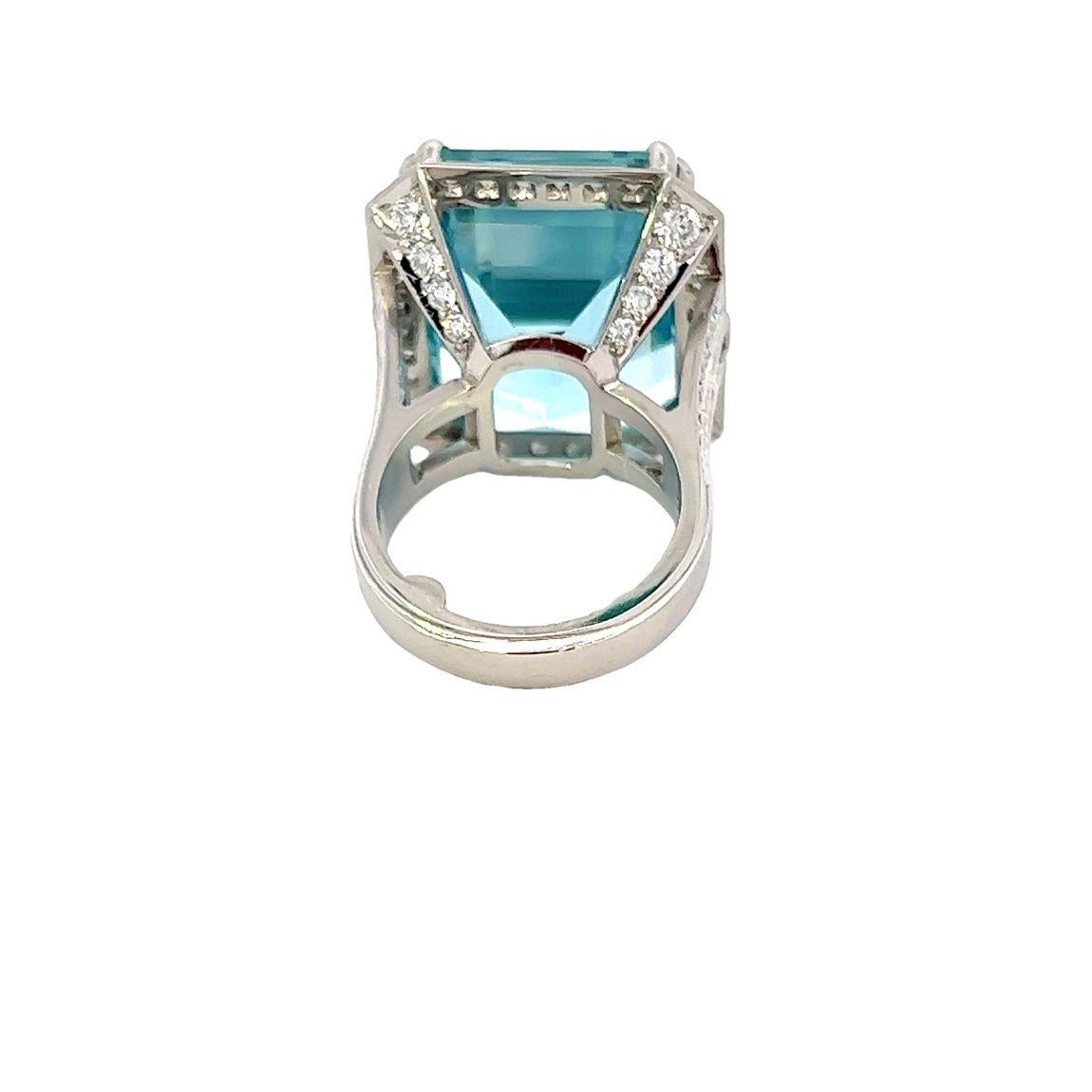 Anillo Halo de Aguamarina y Diamantes de 26 quilates montado en platino Moderno en venta